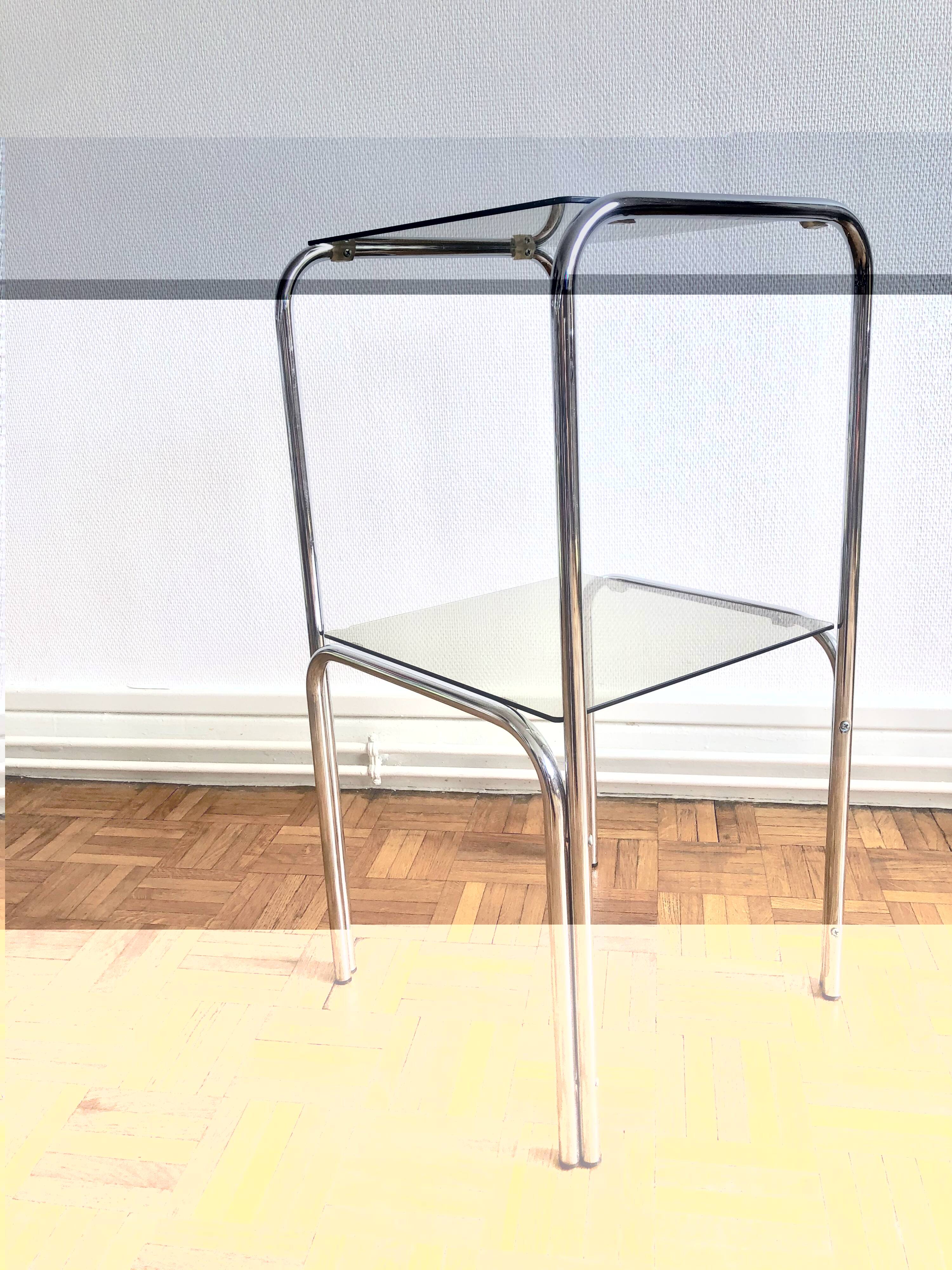 Two-tray console in glass and chrome metal