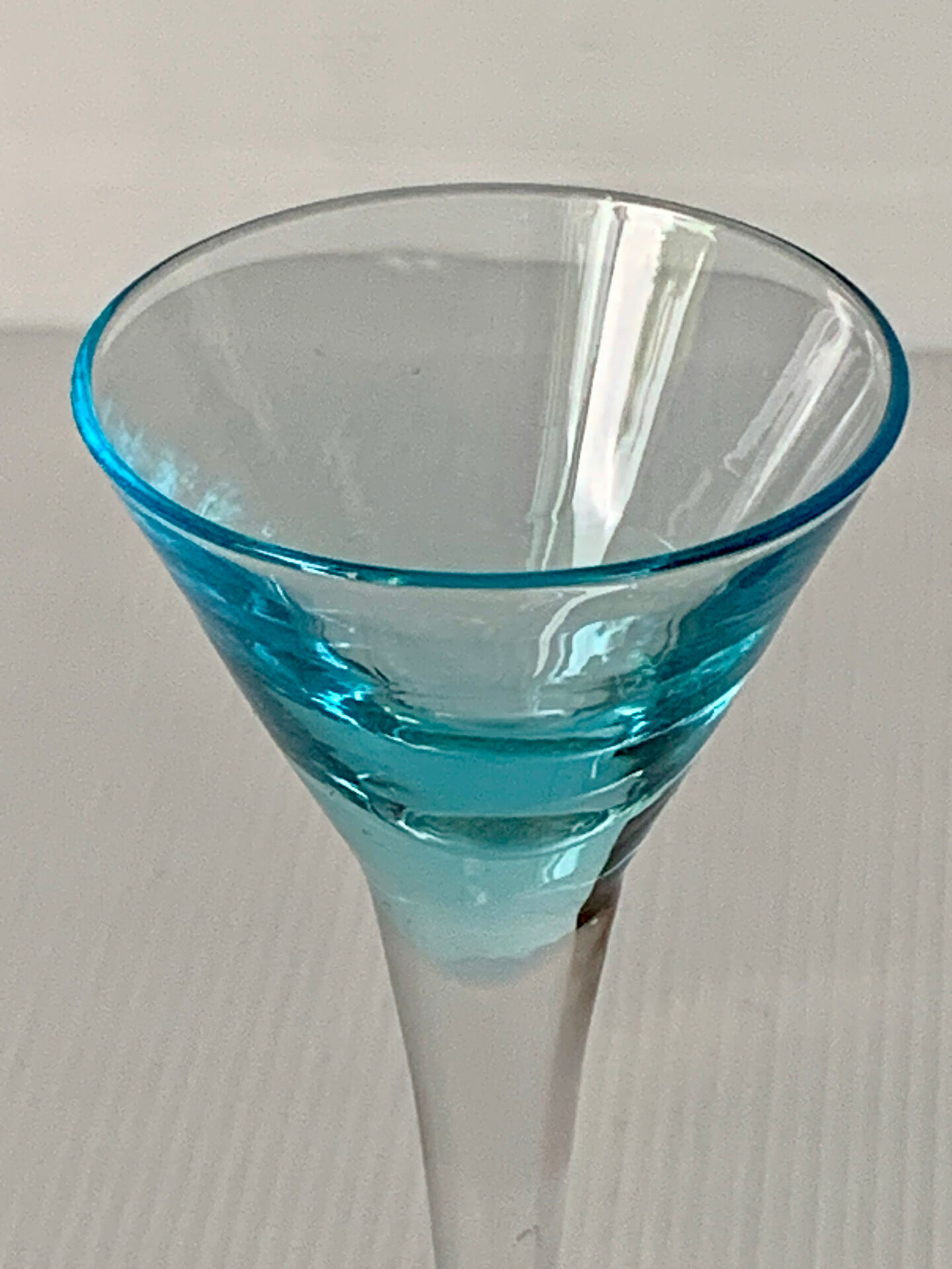 Cinq verres à liqueur colorés sur pied