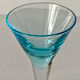 Cinq verres à liqueur colorés sur pied