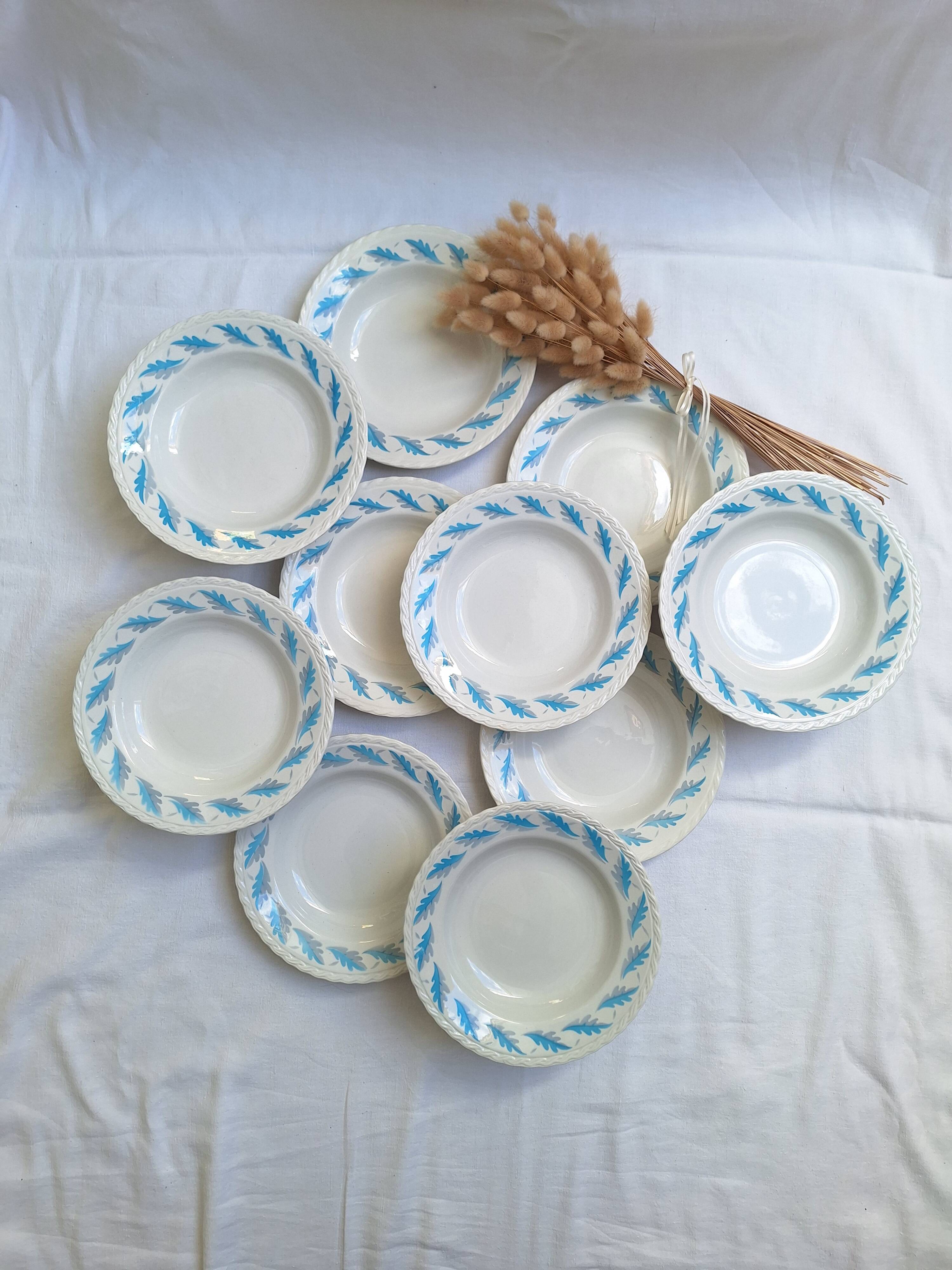 Deep plates in the Amandinoise blue oak leaf design.