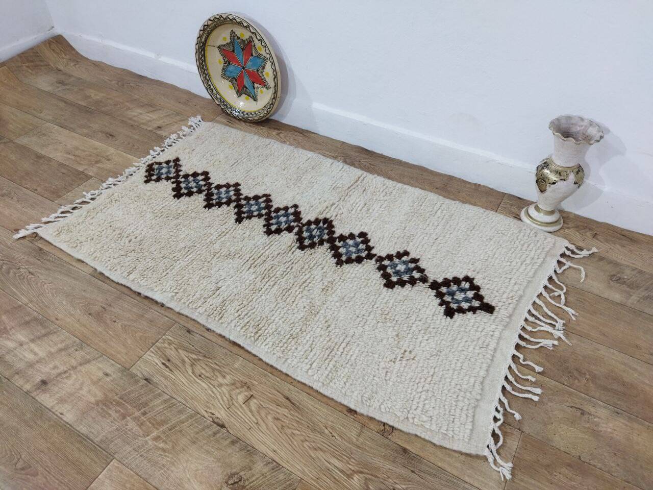 Handmade wool Berber rug 138 x 82 cm