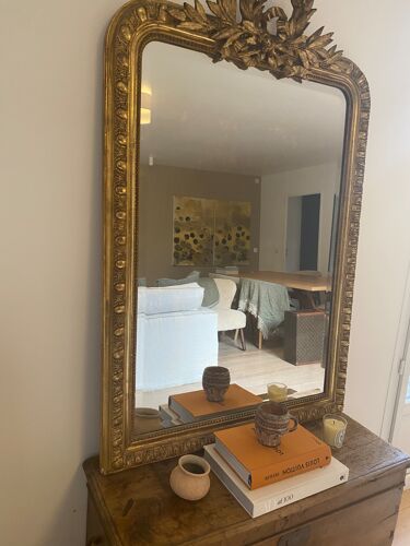 Miroir en bois et stuc doré à décor de rangs de perles, 139x93 cm