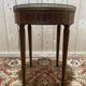Table bouillotte de style Louis XVI en acajou et marbre.