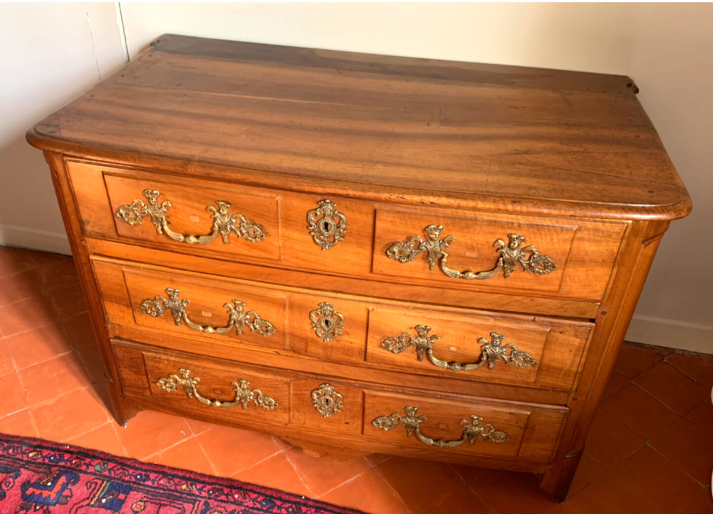 Blond walnut chest of drawers with three drawers. XVIIIth century