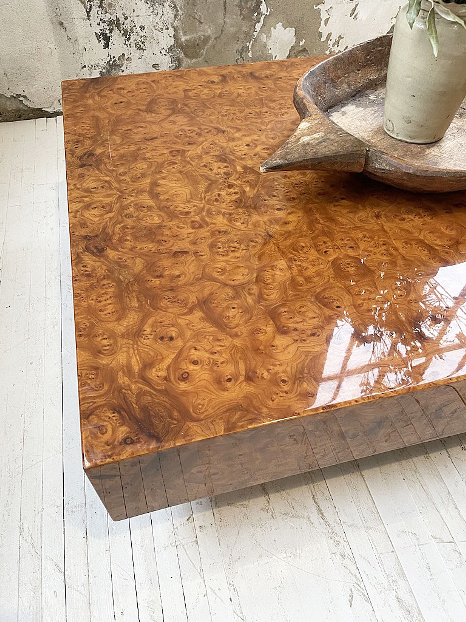 Table basse italienne laque loupe d’orme