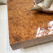 Table basse italienne laque loupe d’orme