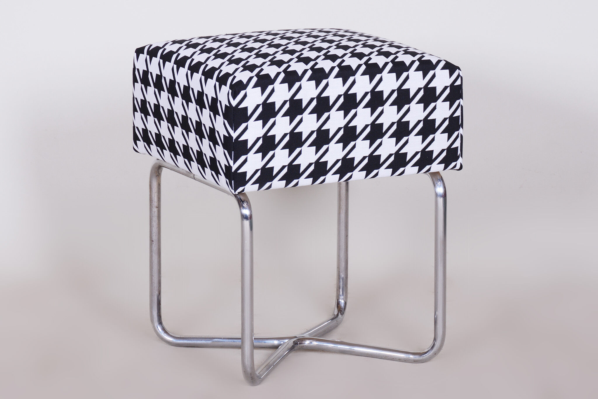 Tabouret chrome noir et blanc de sab fabriqué dans les années 1930 nouveau rembourrage