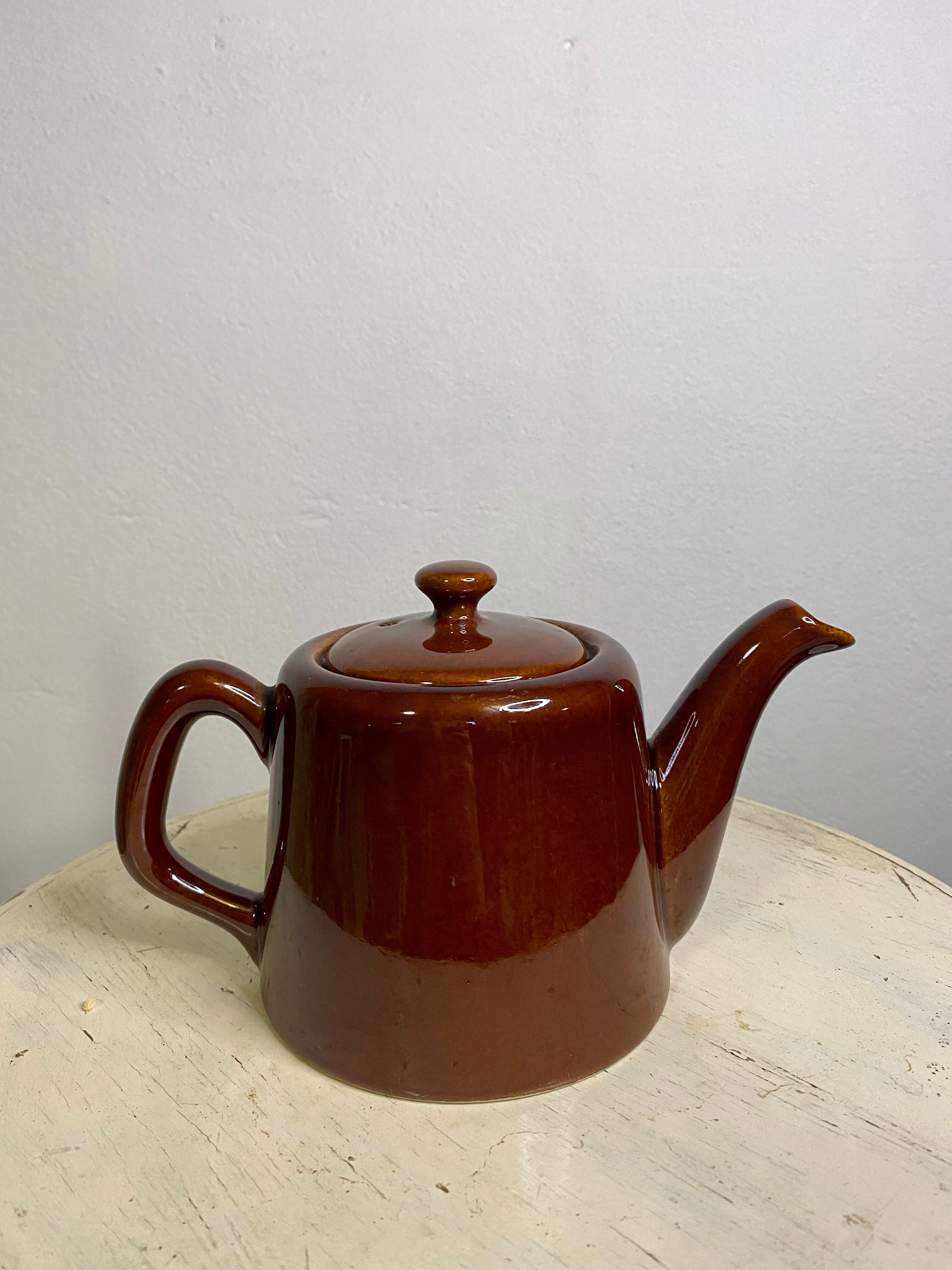 Théière marron en faïence