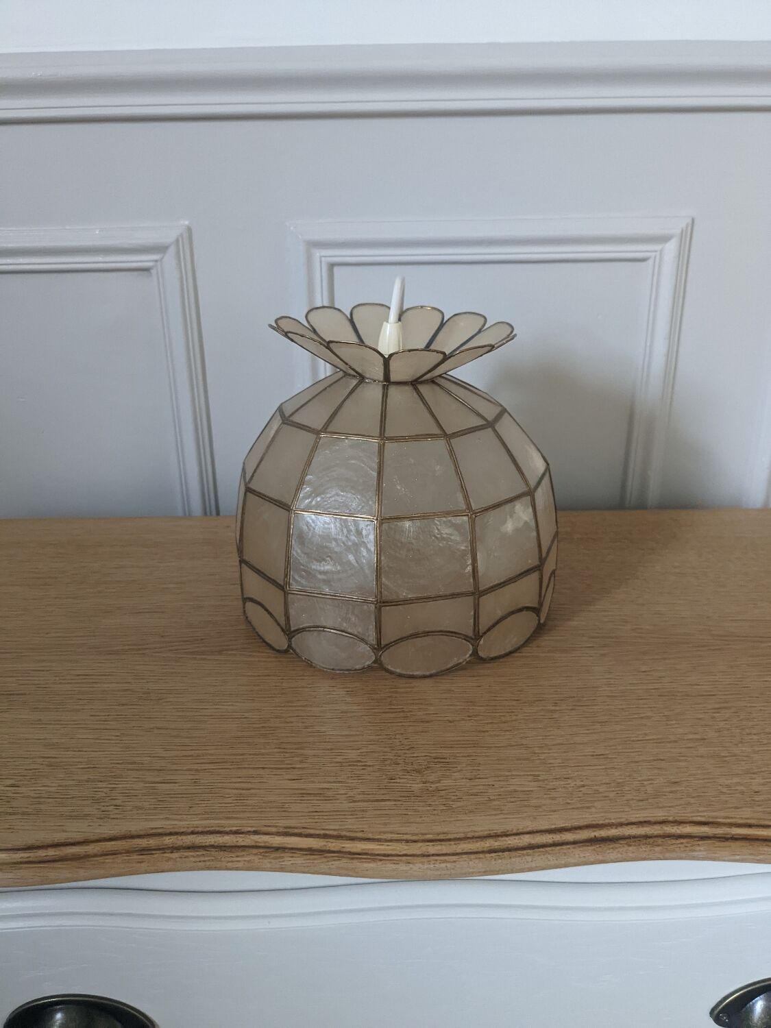 Chandelier in mother-of-pearl and brass