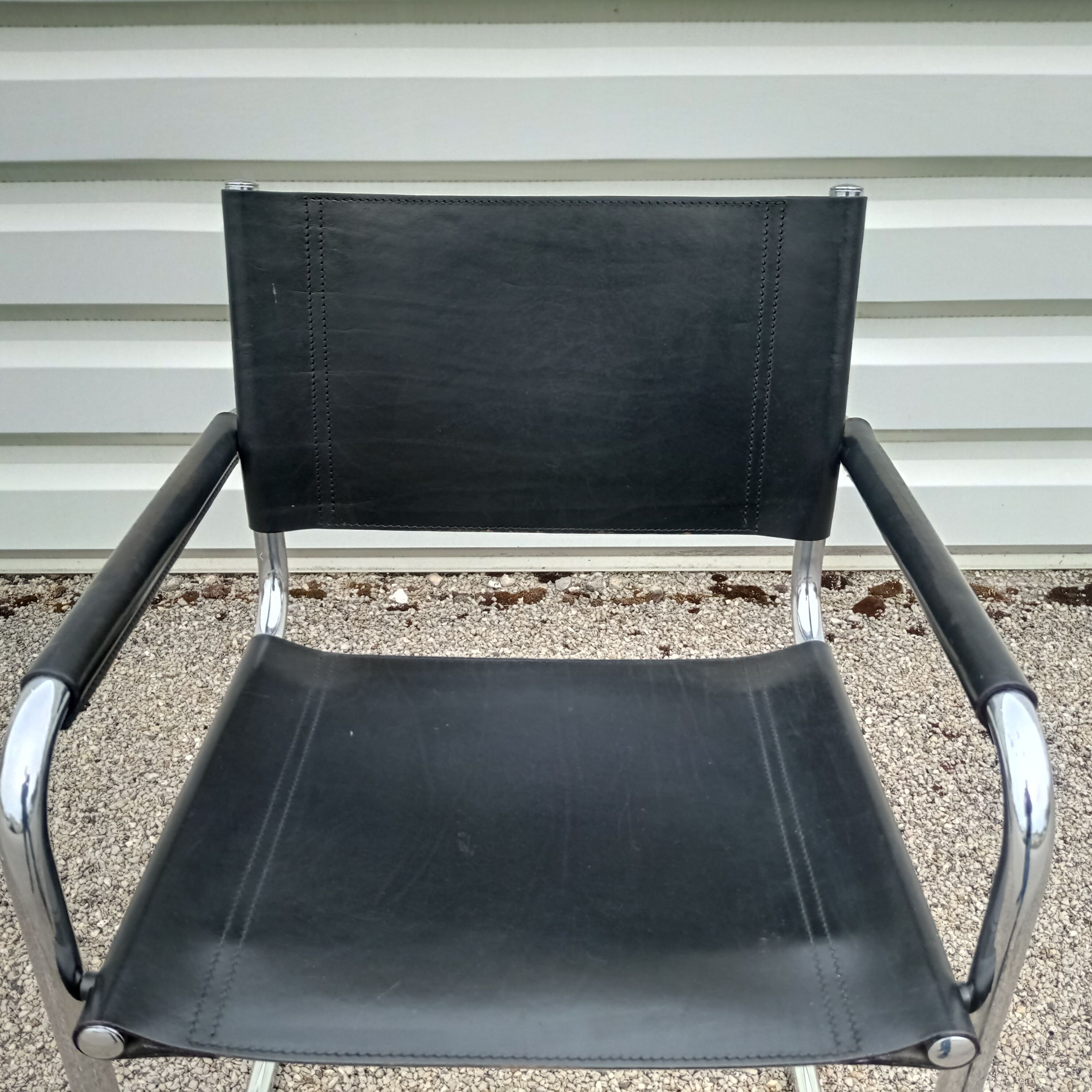 Paire de fauteuils Cantilever en cuir noir