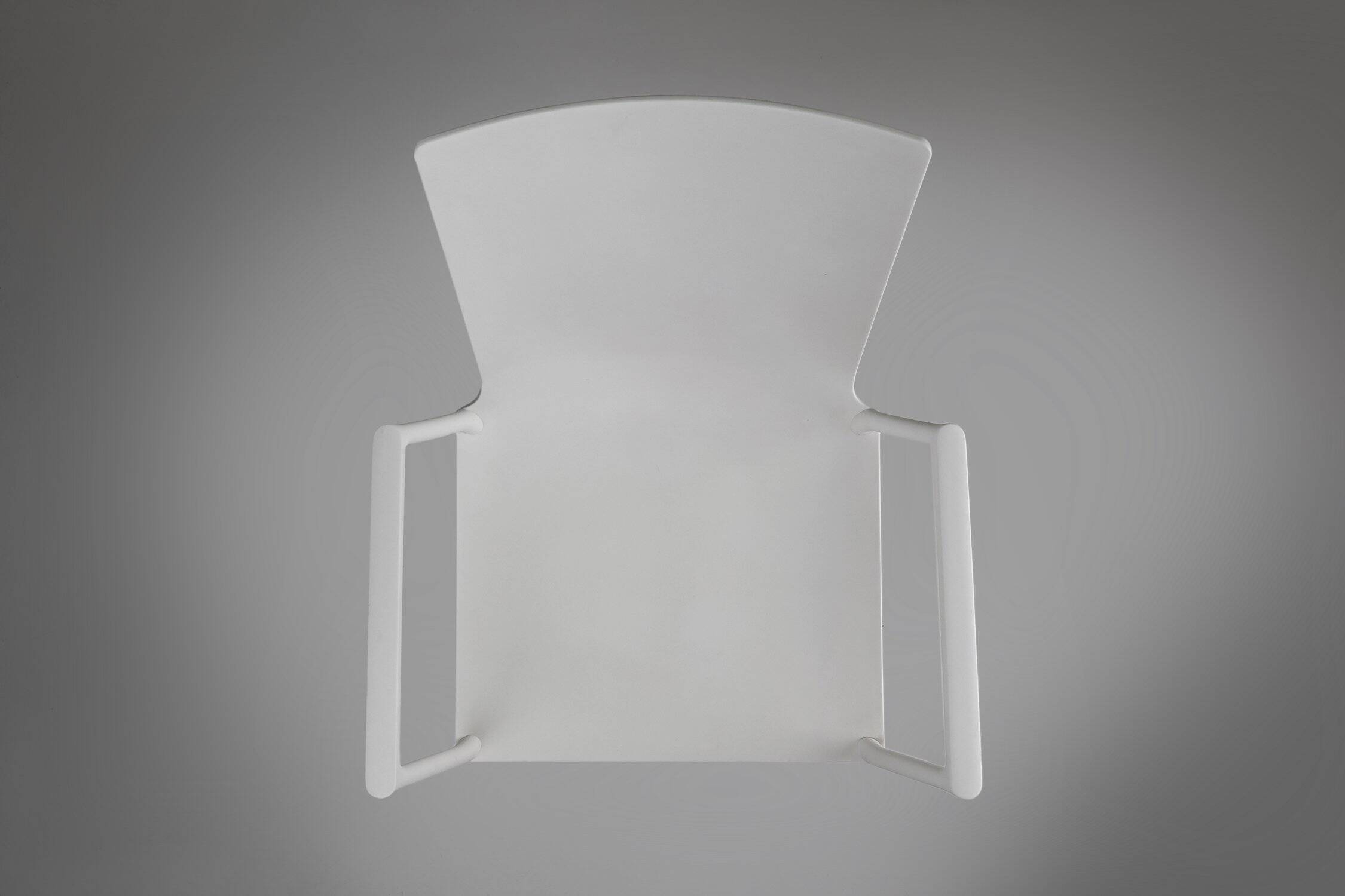Chaise blanche design du 21e siècle avec accoudoirs, Belgique