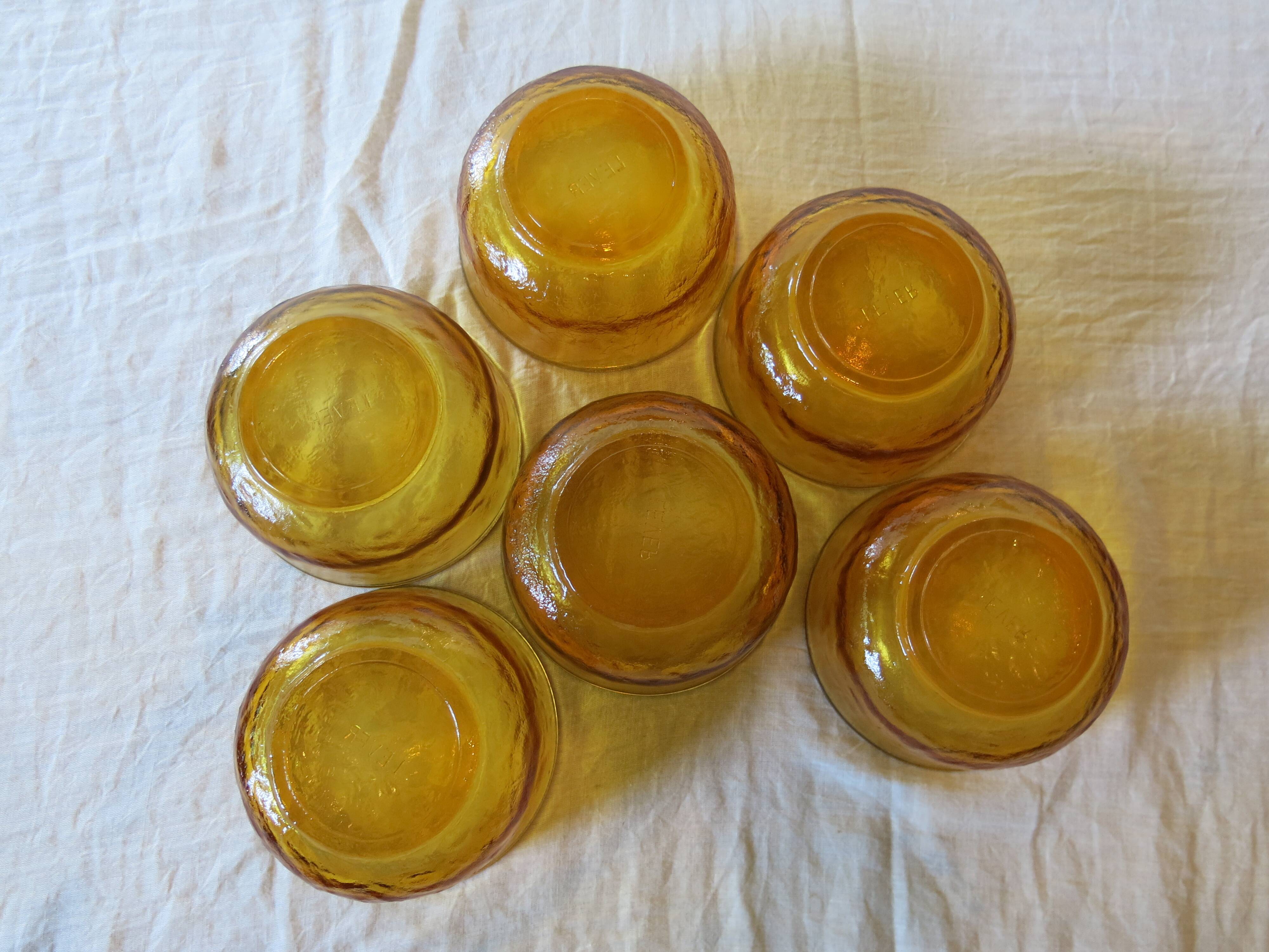 6 bols en verre opaque jaune de chez Lever en très bon état.