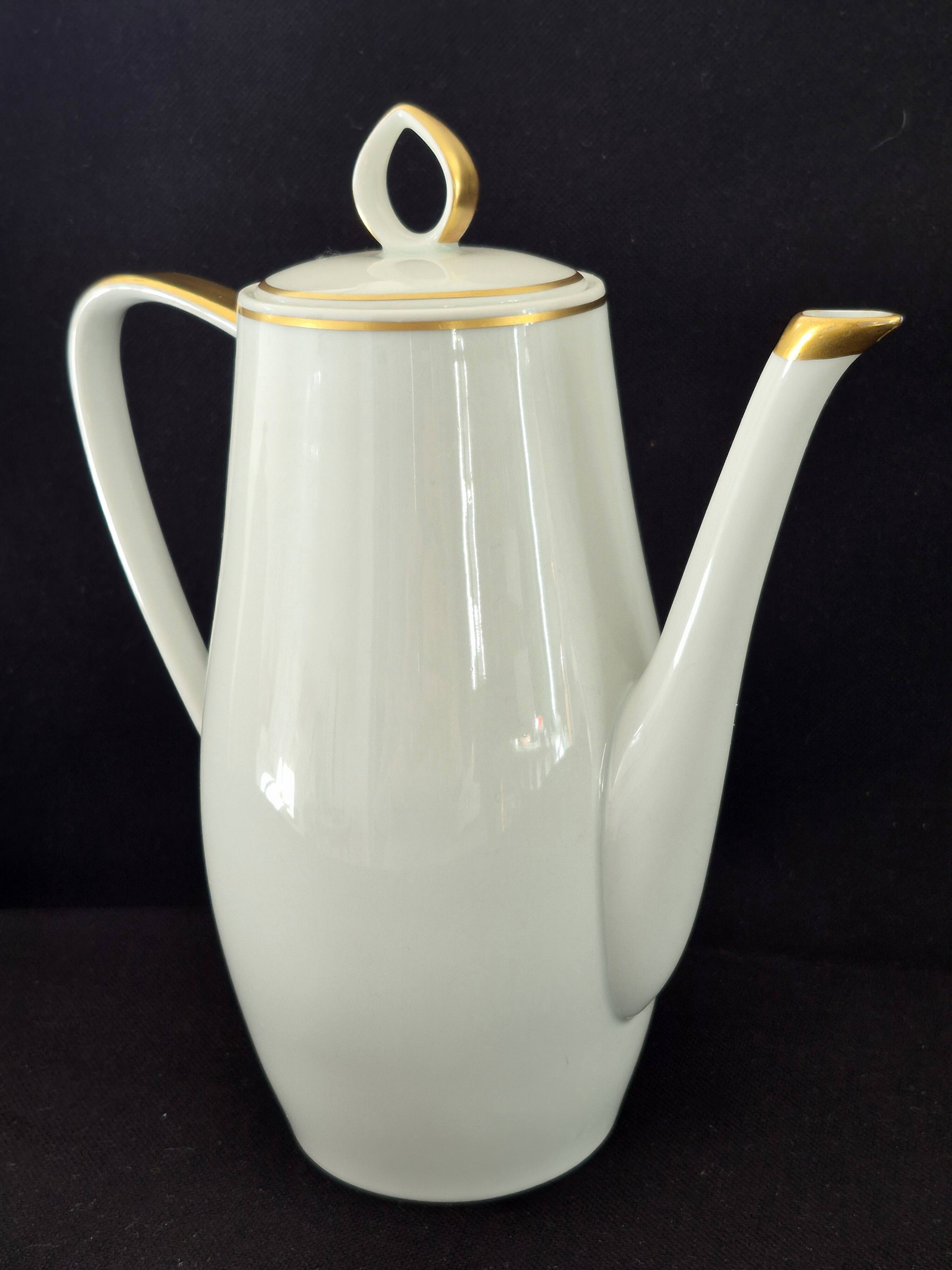 Teapot pouring porcelain from Limoges Chastagner & Cie A432