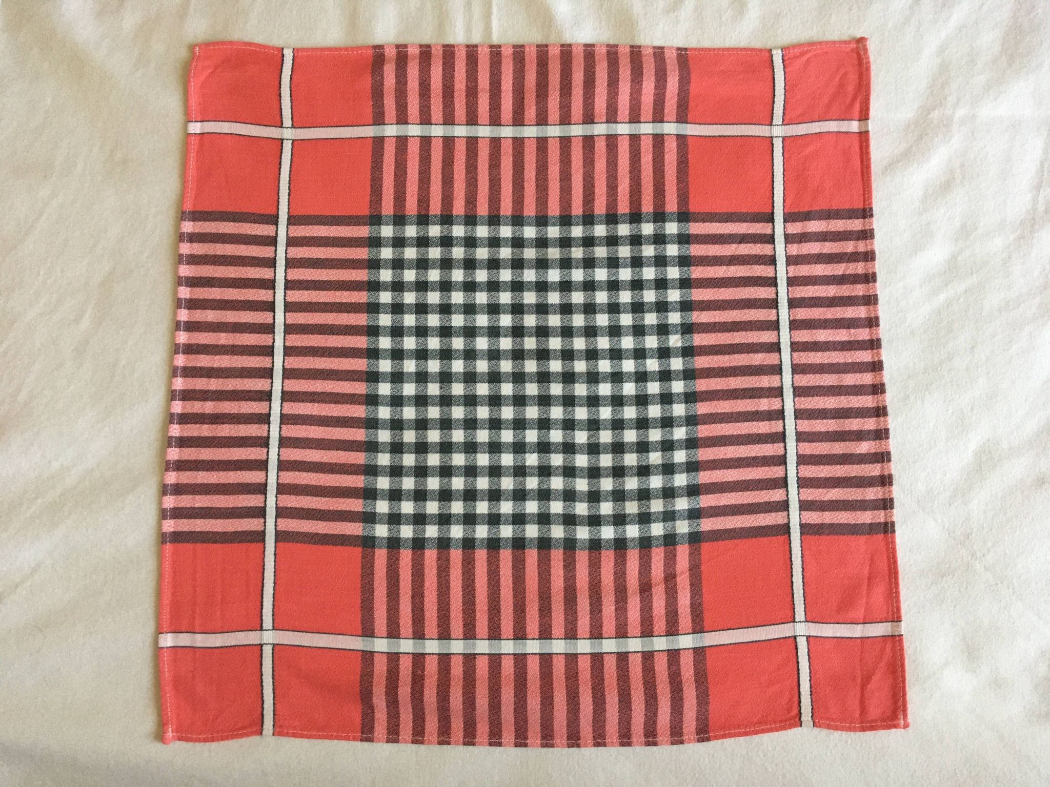 3 red/yellow bistro napkins 47 x 47