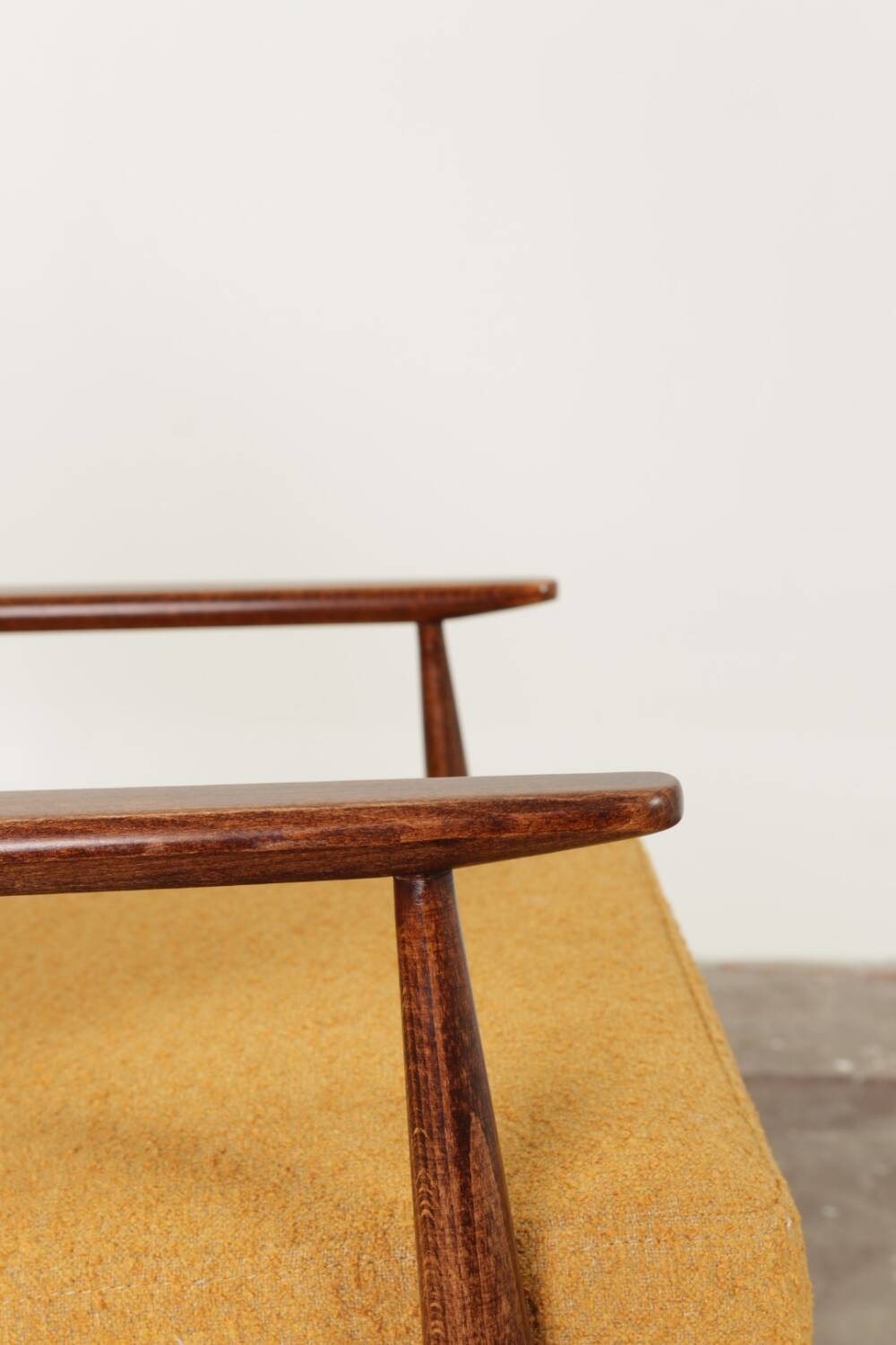 Fauteuil scandinave jaune moutarde bouclé conclu par H.Lis