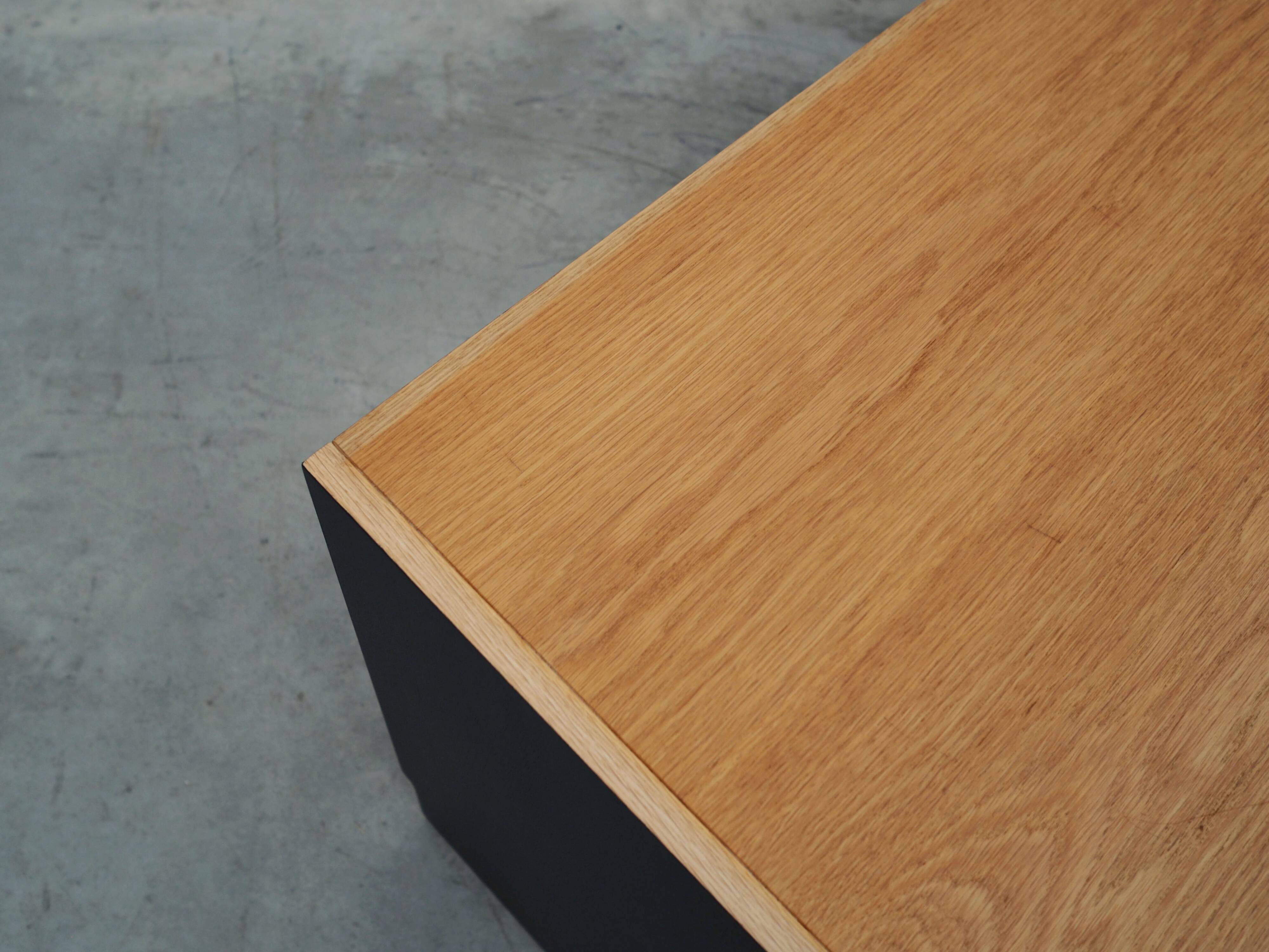 Buffet en frêne, design danois, années 1970, production : Danemark