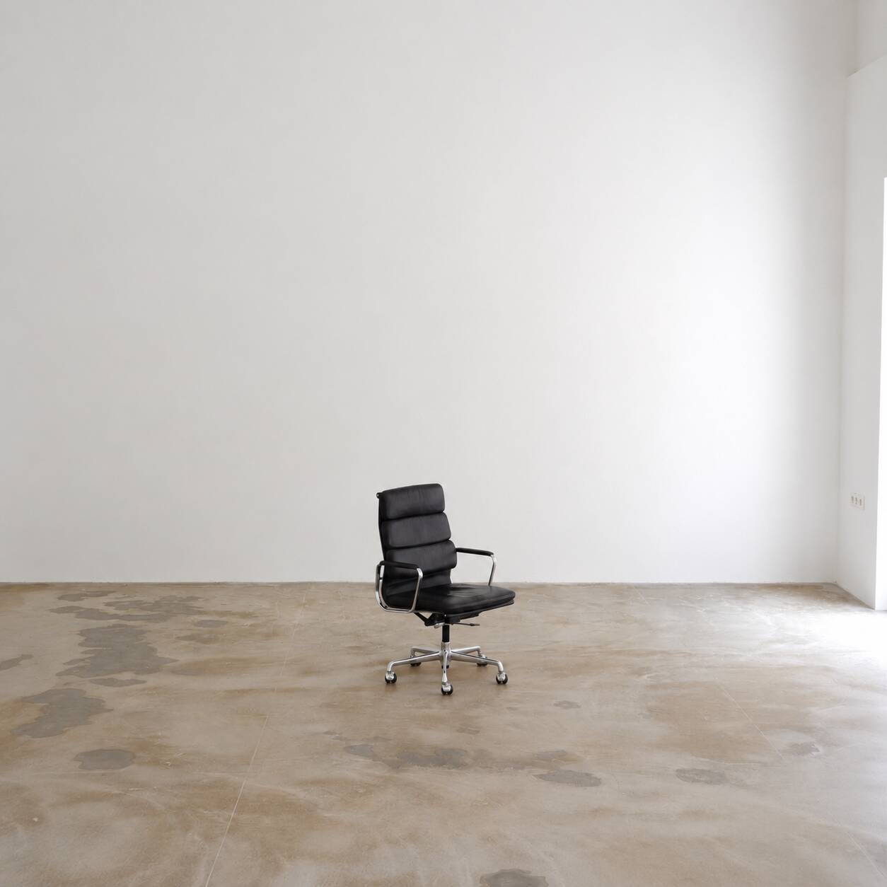 EA219 office swivel chairs by Charles & Ray Eames for Herman Miller