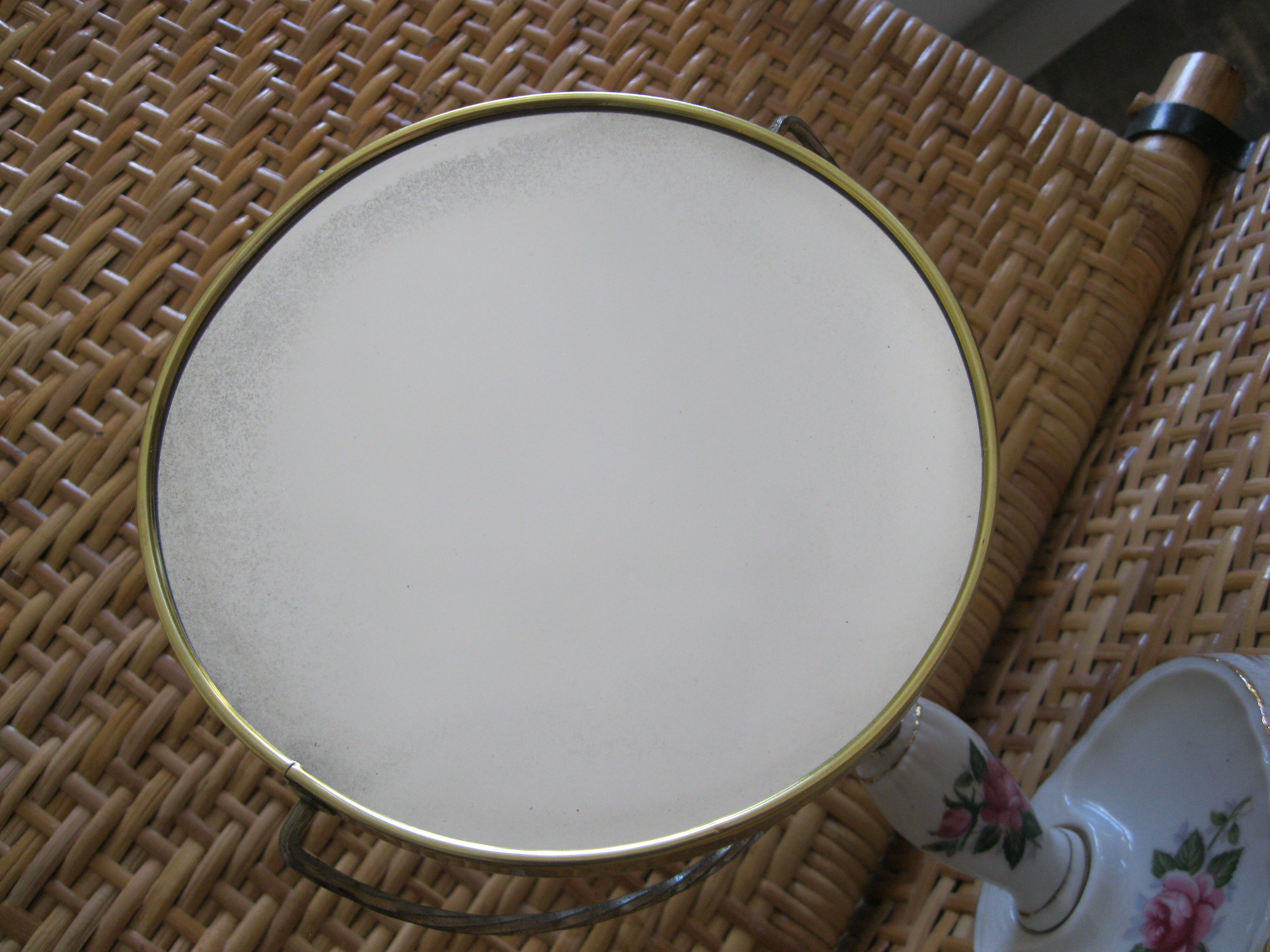 Mirror to lay on porcelain swivel foot