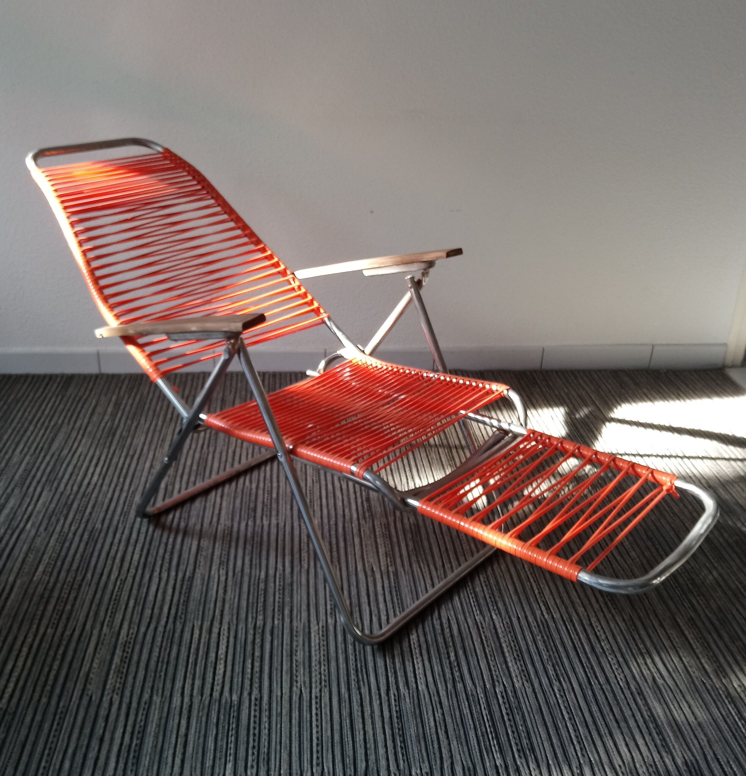 Chaise longue multi position en scoubidou années 70