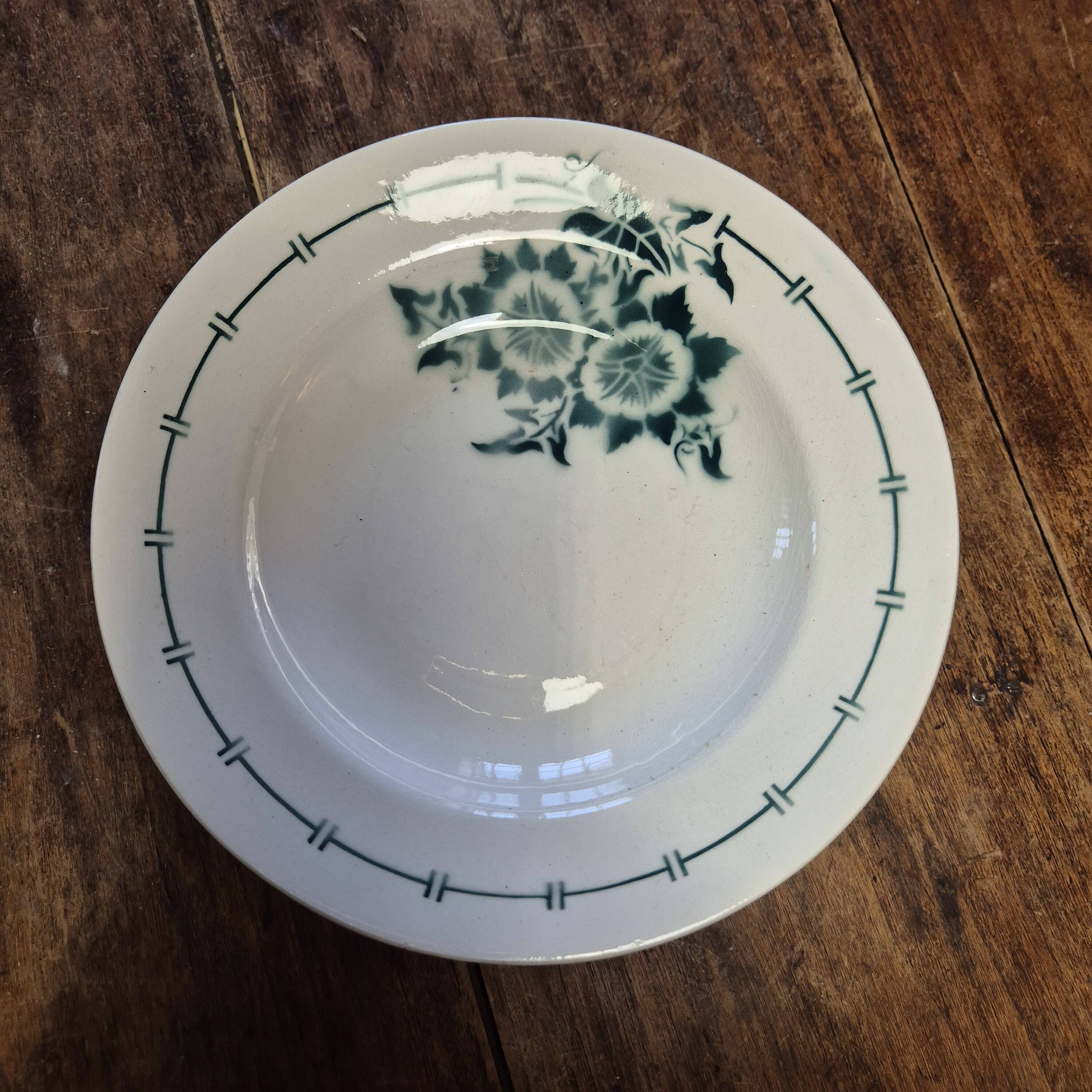 5 deep plates with green edges