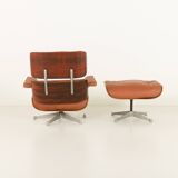 Fauteuil lounge avec repose-pieds en cuir aniline, conçu par Charles et Ray Eames