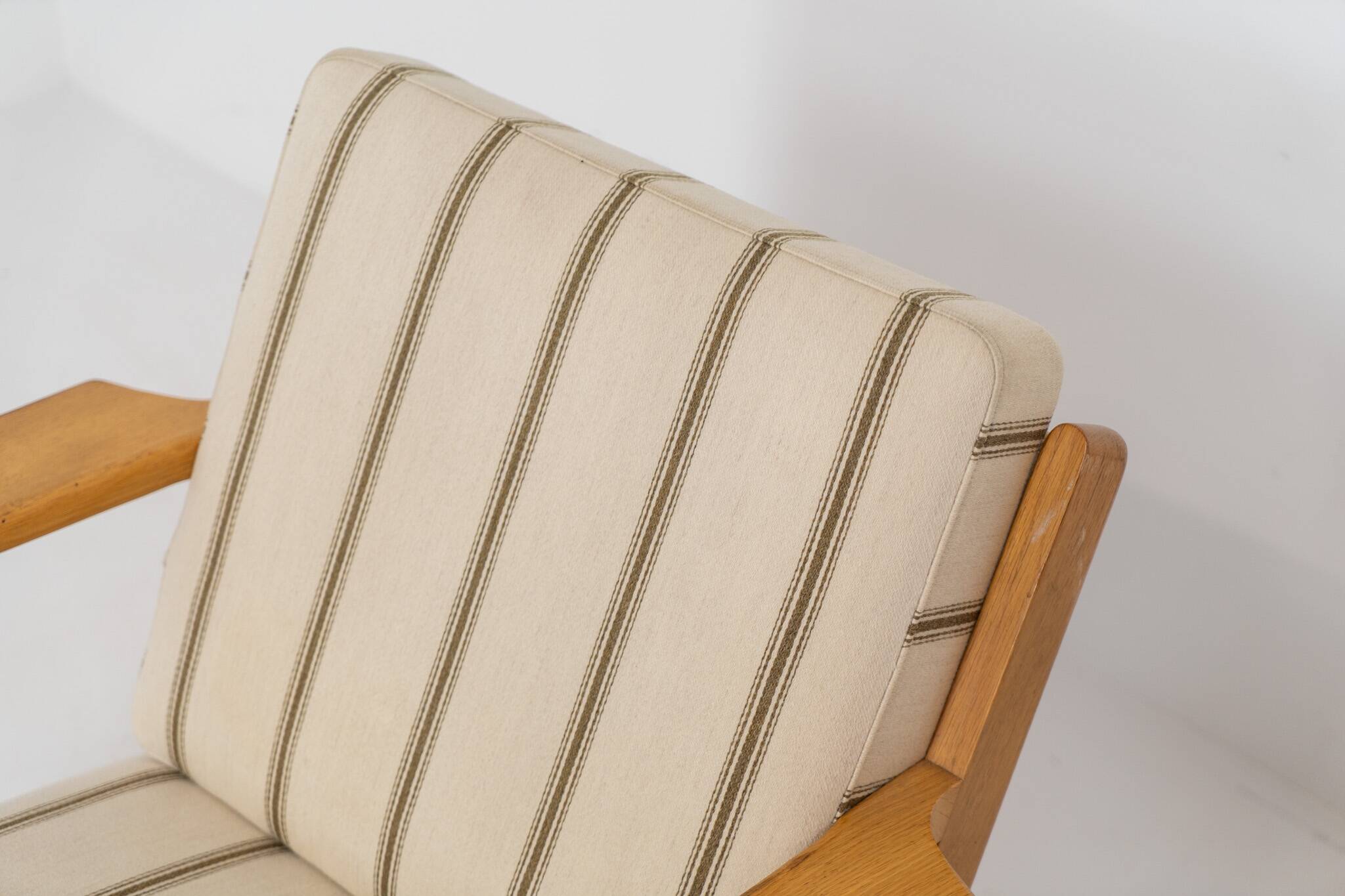 Pair of first-generation GE-290 lounge chairs designed by Hans J. Wegner.