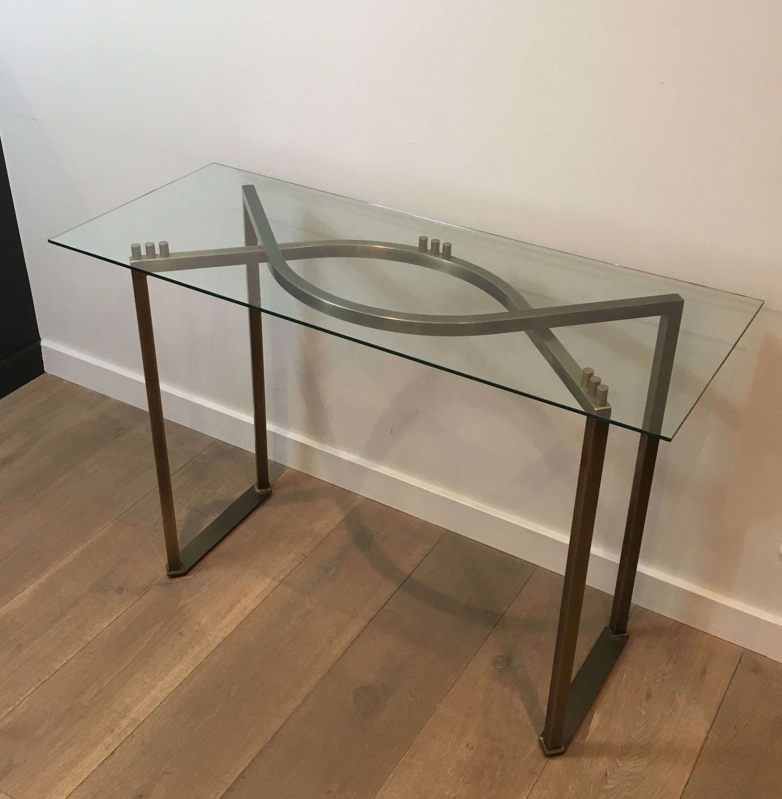 Console in brushed steel and brass and tray formed of a glass slab. French work. Around 1970