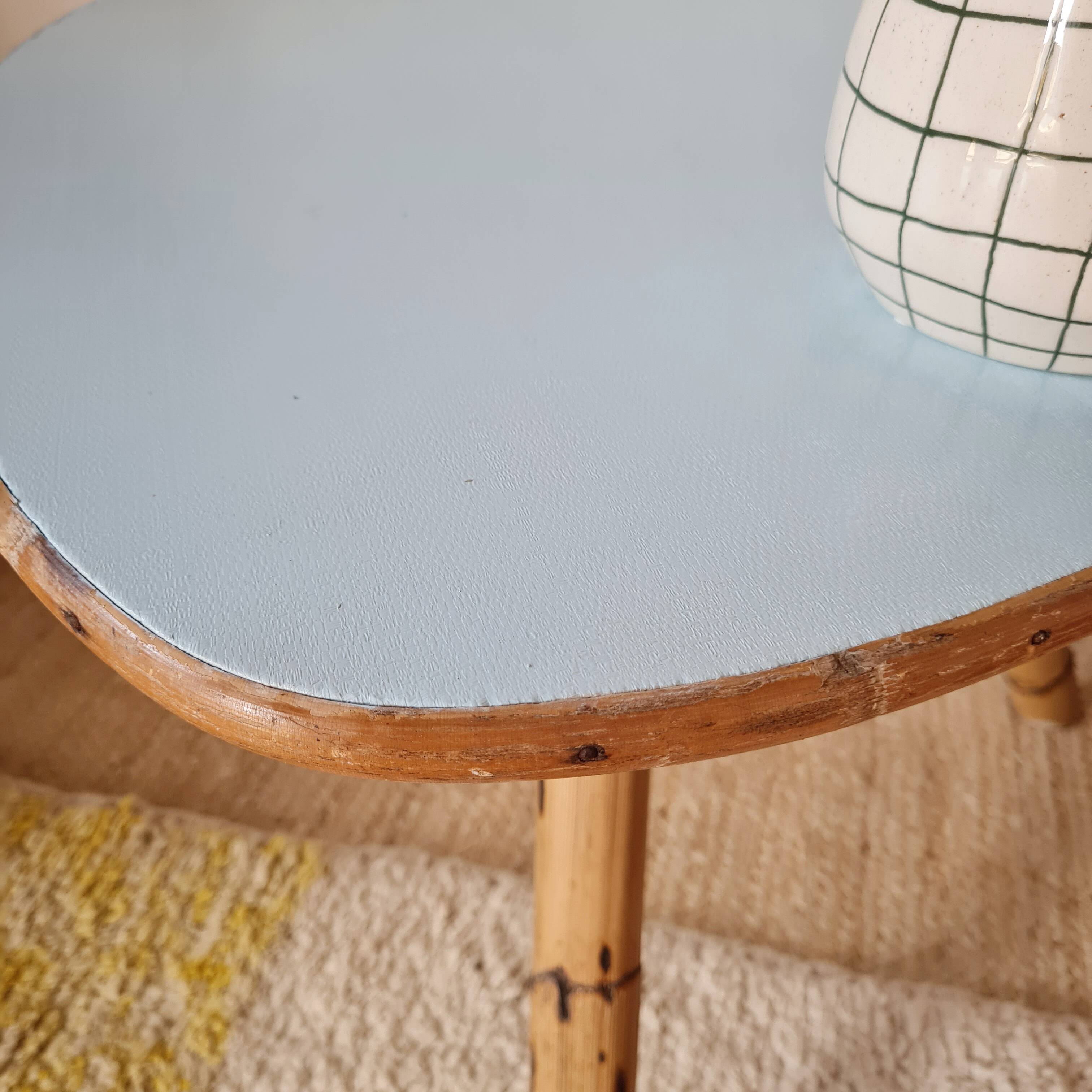 Tripod coffee table – Rattan & Bamboo – Sky blue oval top – 60s