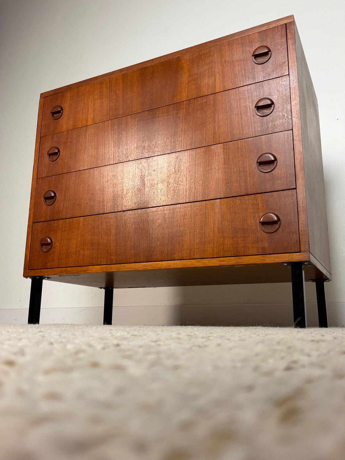 Vintage chest of drawers on legs – 4 drawers – wooden handles