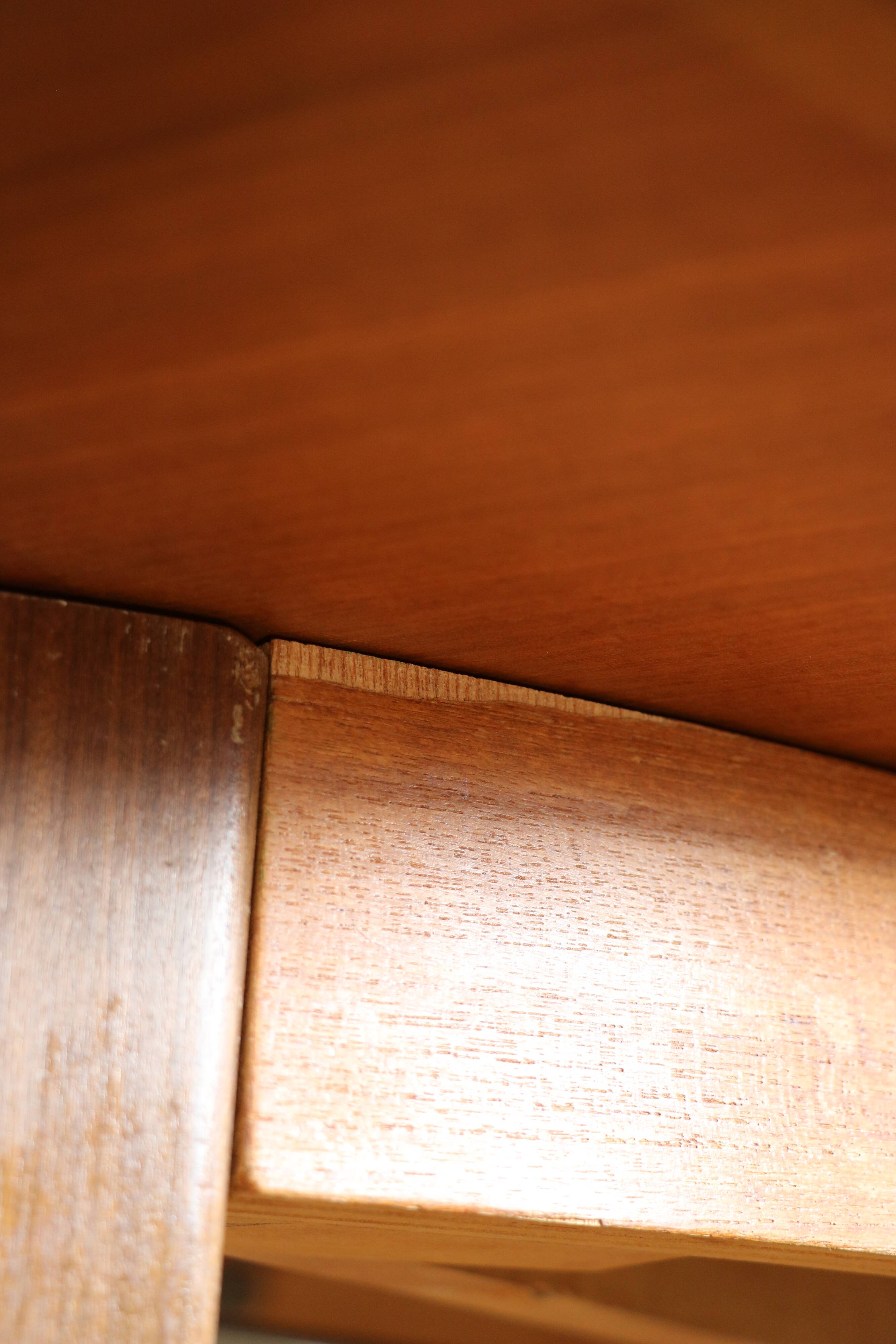 Extendable round table with butterfly extension system