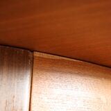 Extendable round table with butterfly extension system