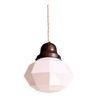 Suspension Art Déco en opaline blanche facettée, 1920