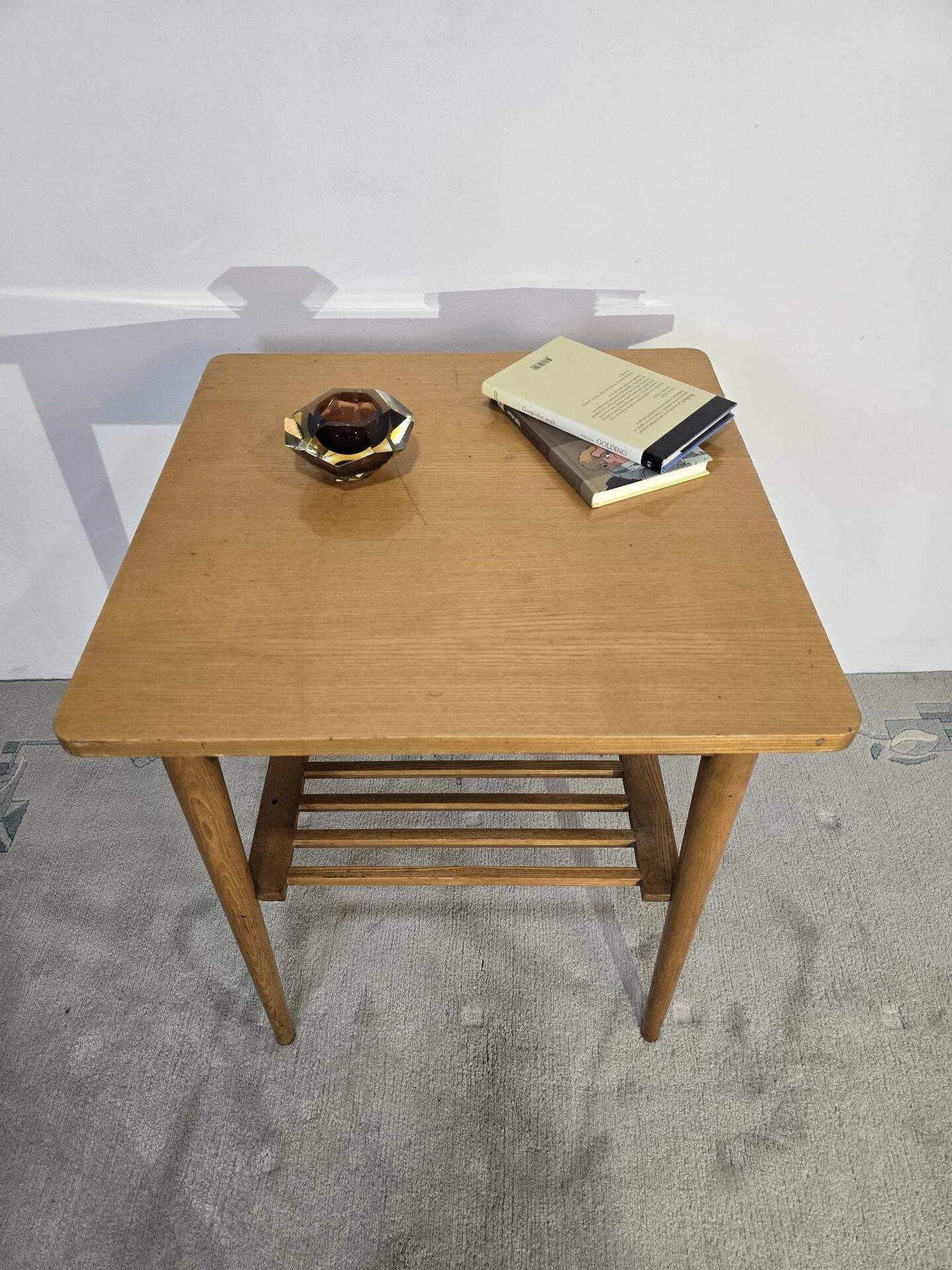 Table basse en bois des années 70 avec étagère à lattes.