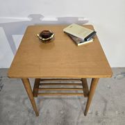 Table basse en bois des années 70 avec étagère à lattes.