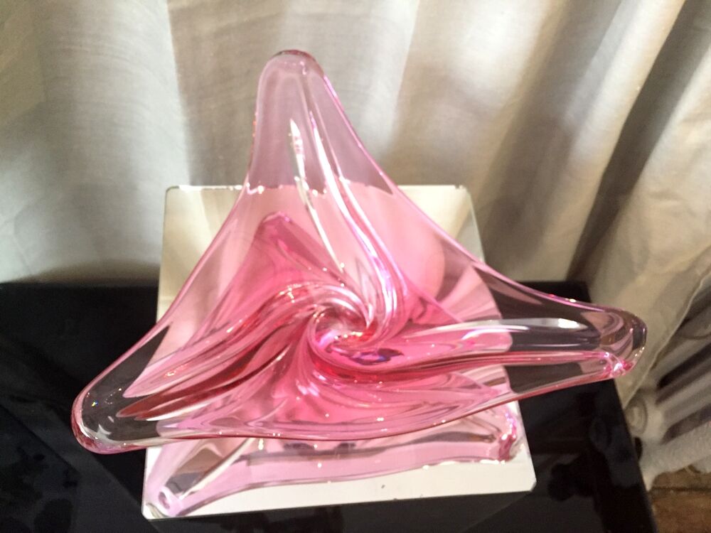 Triangular cut in val st lambert crystal of pink purple color