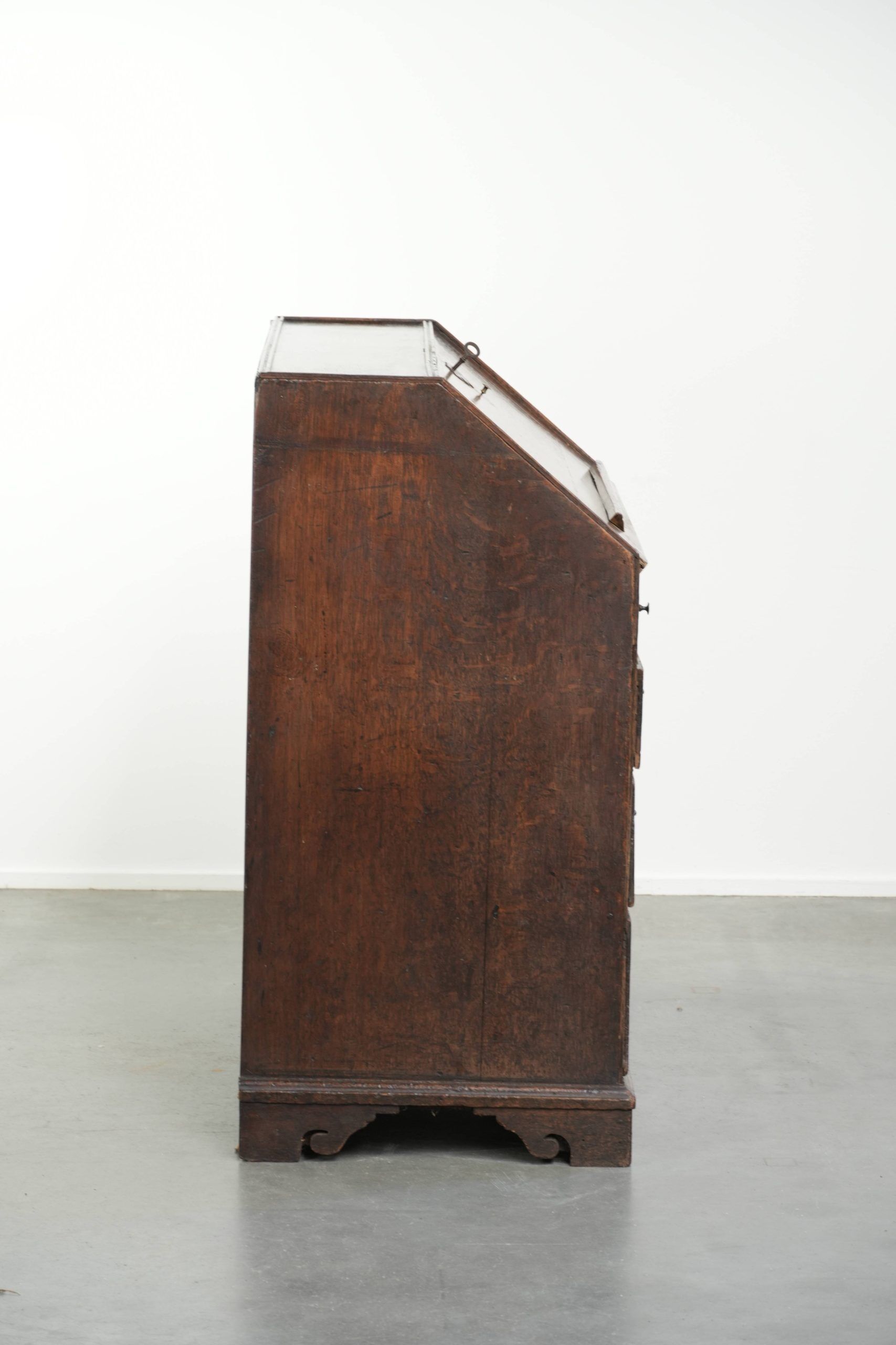Secretary in ancient English oak from the early 18th century.