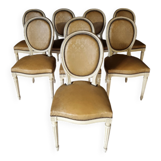 Vintage Louis XVI dining chairs – Set of 8 French carved wooden chairs with caramel damask faux leather upholstery, 1920s/1930s.