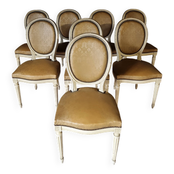 Vintage Louis XVI dining chairs – Set of 8 French carved wooden chairs with caramel damask faux leather upholstery, 1920s/1930s.