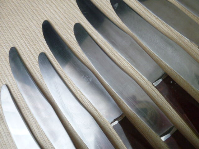 Box of 12 table knives in stainless steel and bakelite EC 144