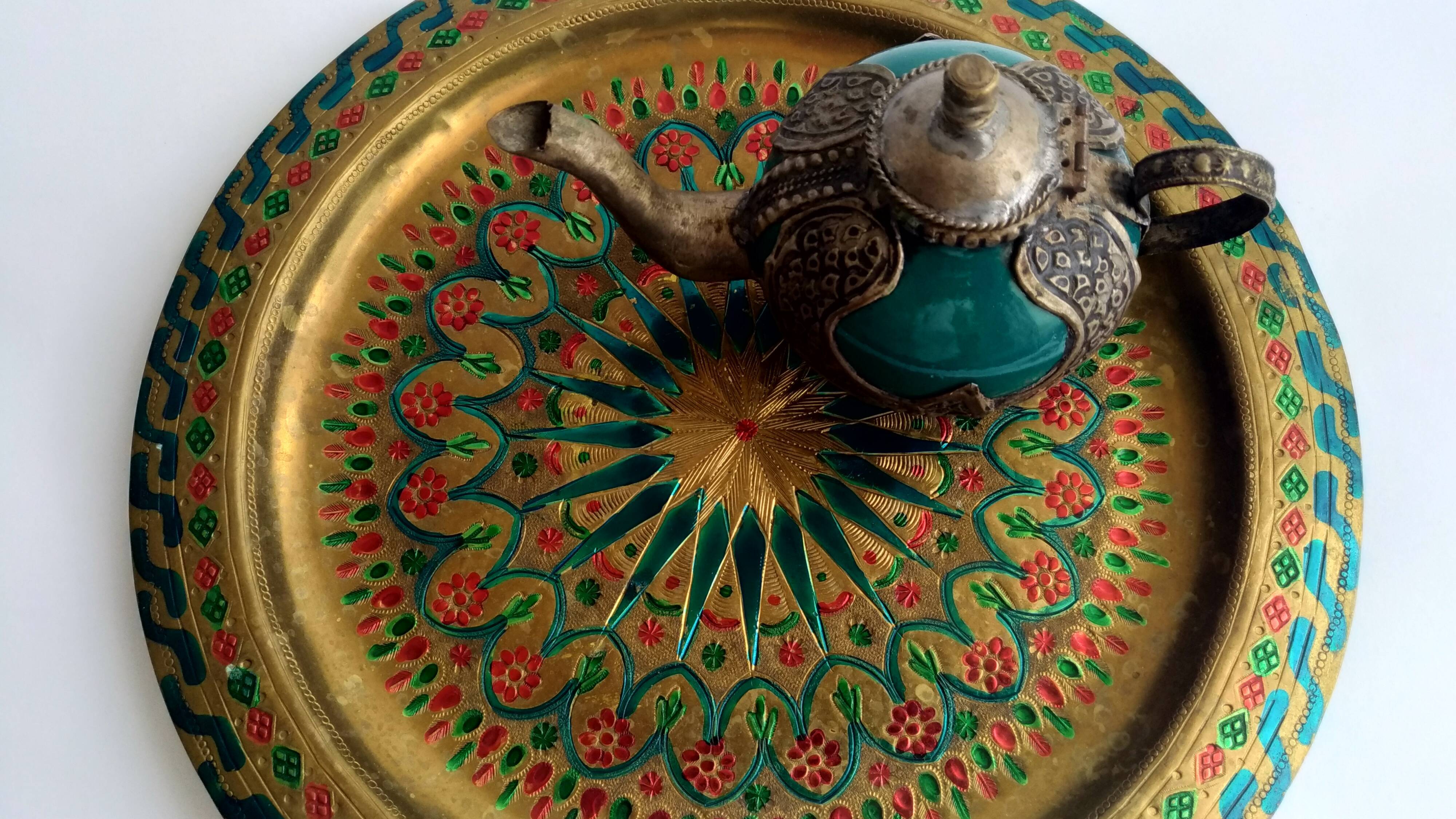 Teapot with its brass tray from the 20th cty, Moroccan craft - diameter 24cm