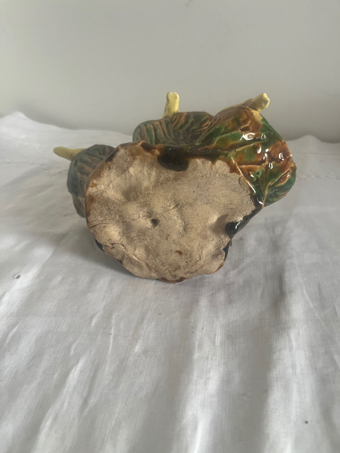 Old slipware birds on a tree trunk