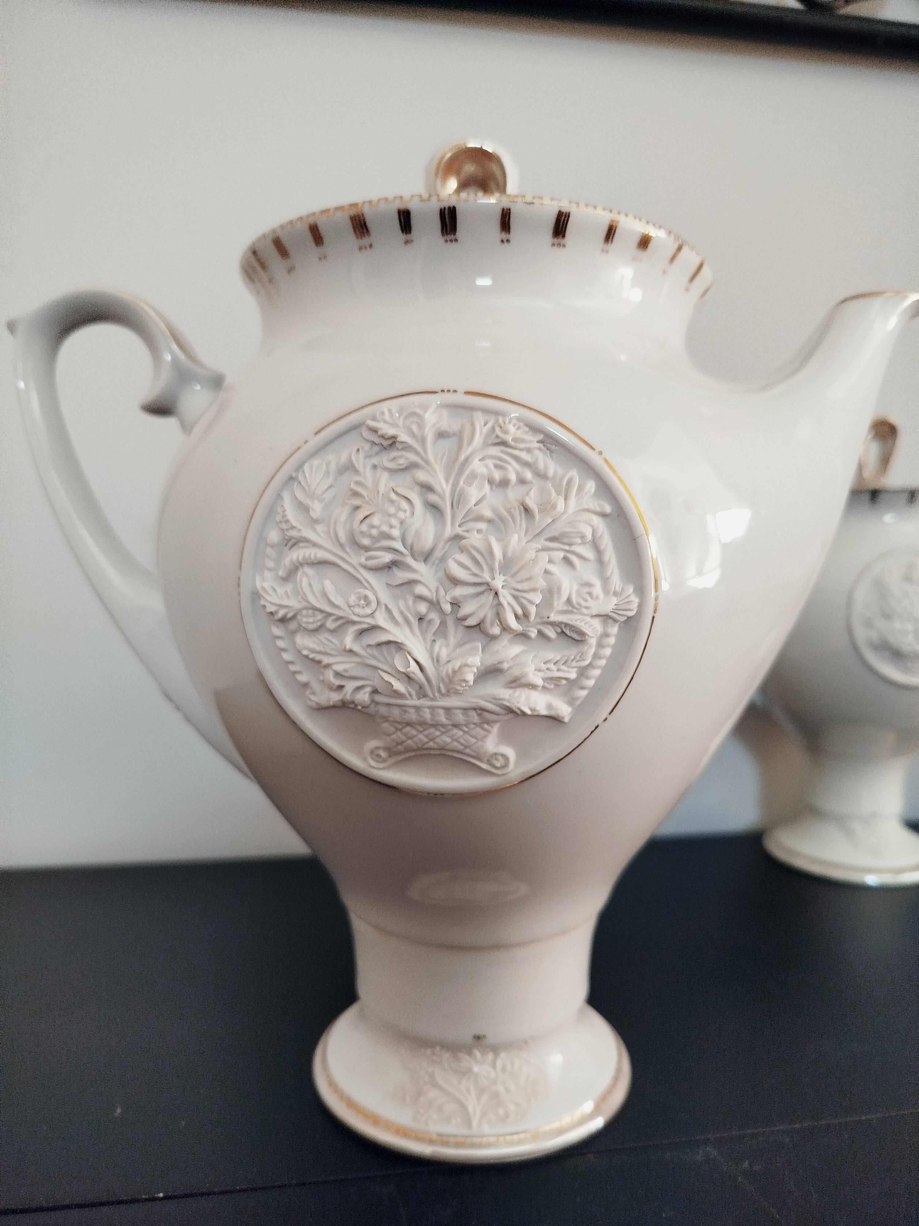 Service en porcelaine d’art relief 16 pièces signé DR – 1991 design studio