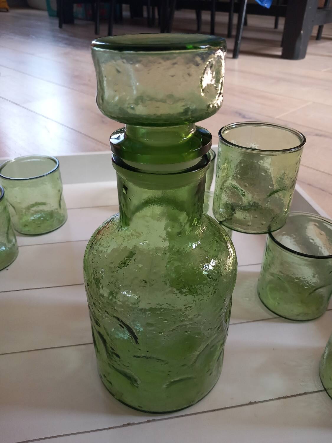 Carafe and 8 old glasses in bubble molded glass