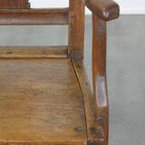Fauteuil ancien en chêne anglais du XVIIIe siècle avec accoudoirs et ornement
