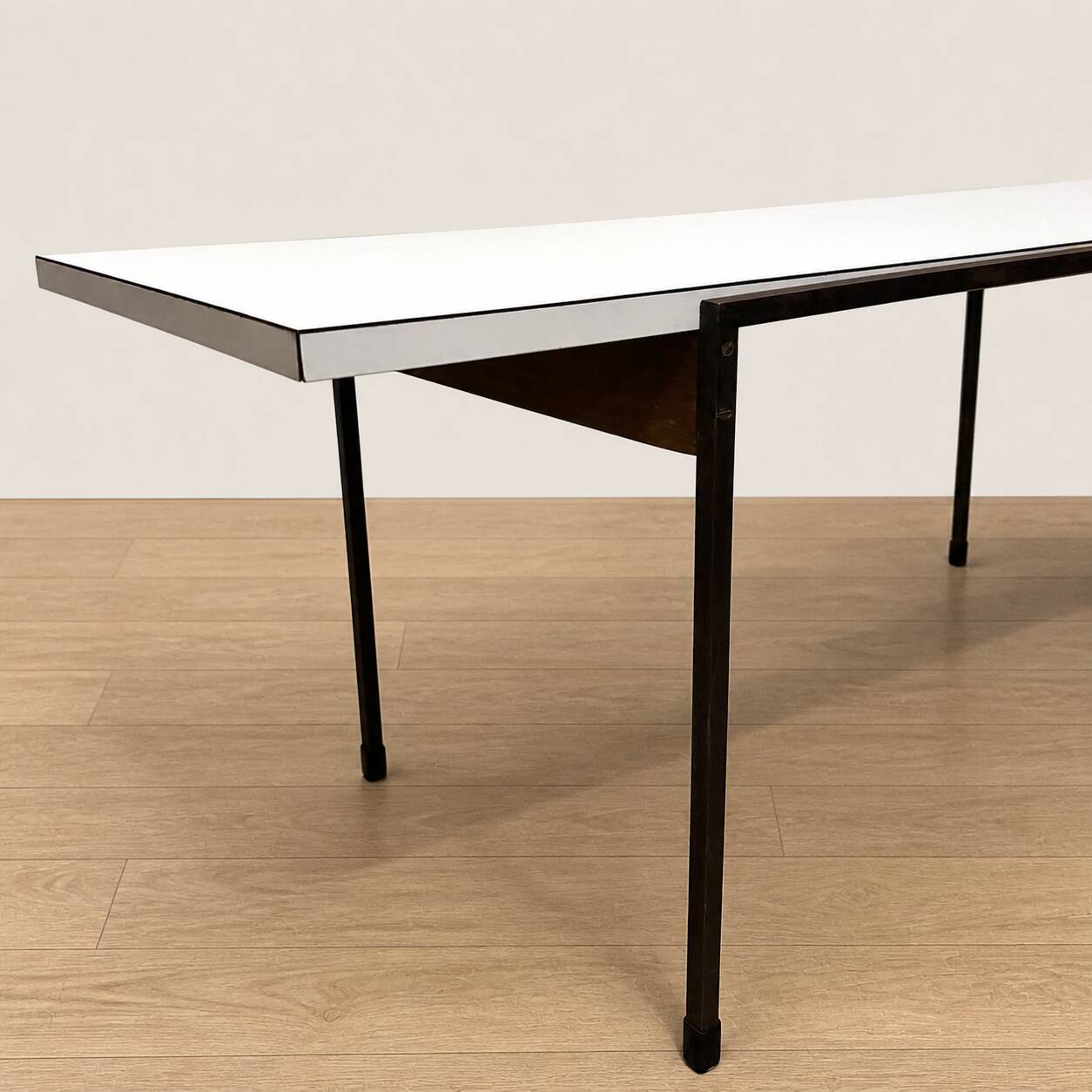 Table basse moderniste, années 60