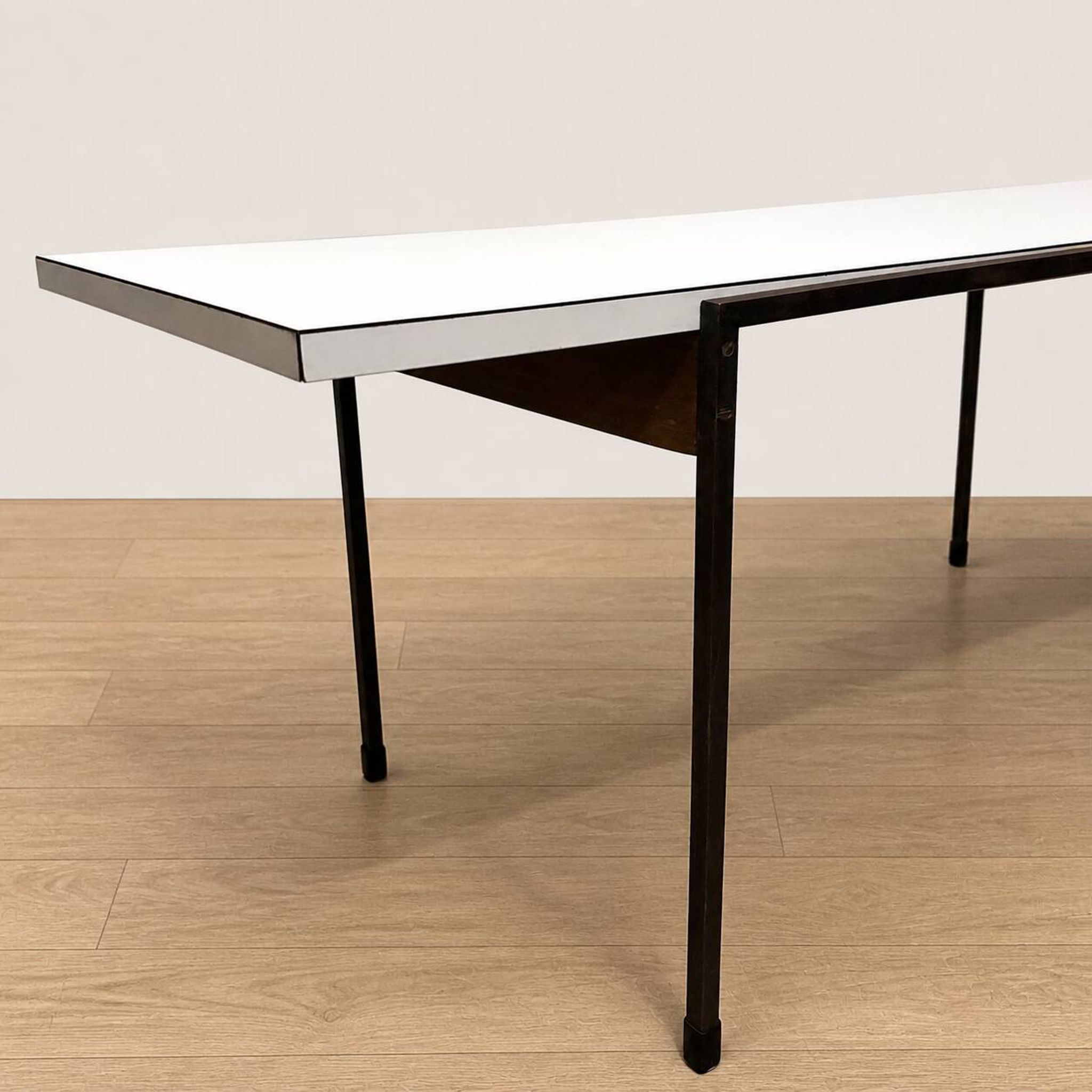 Table basse moderniste, années 60