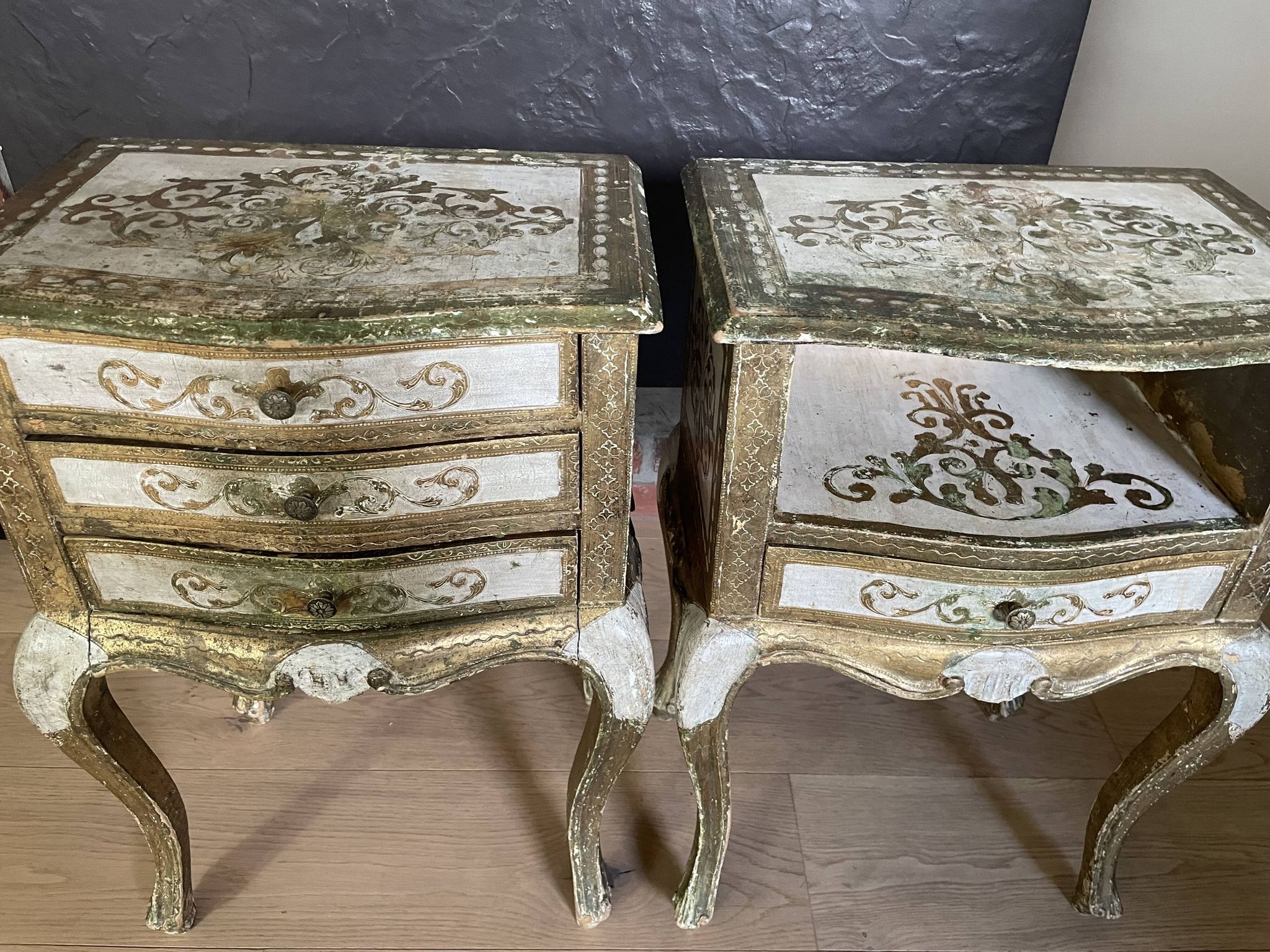 Bedside pair, 3 drawers, 1 drawer and a niche, painted golden wood, italian renaissance style