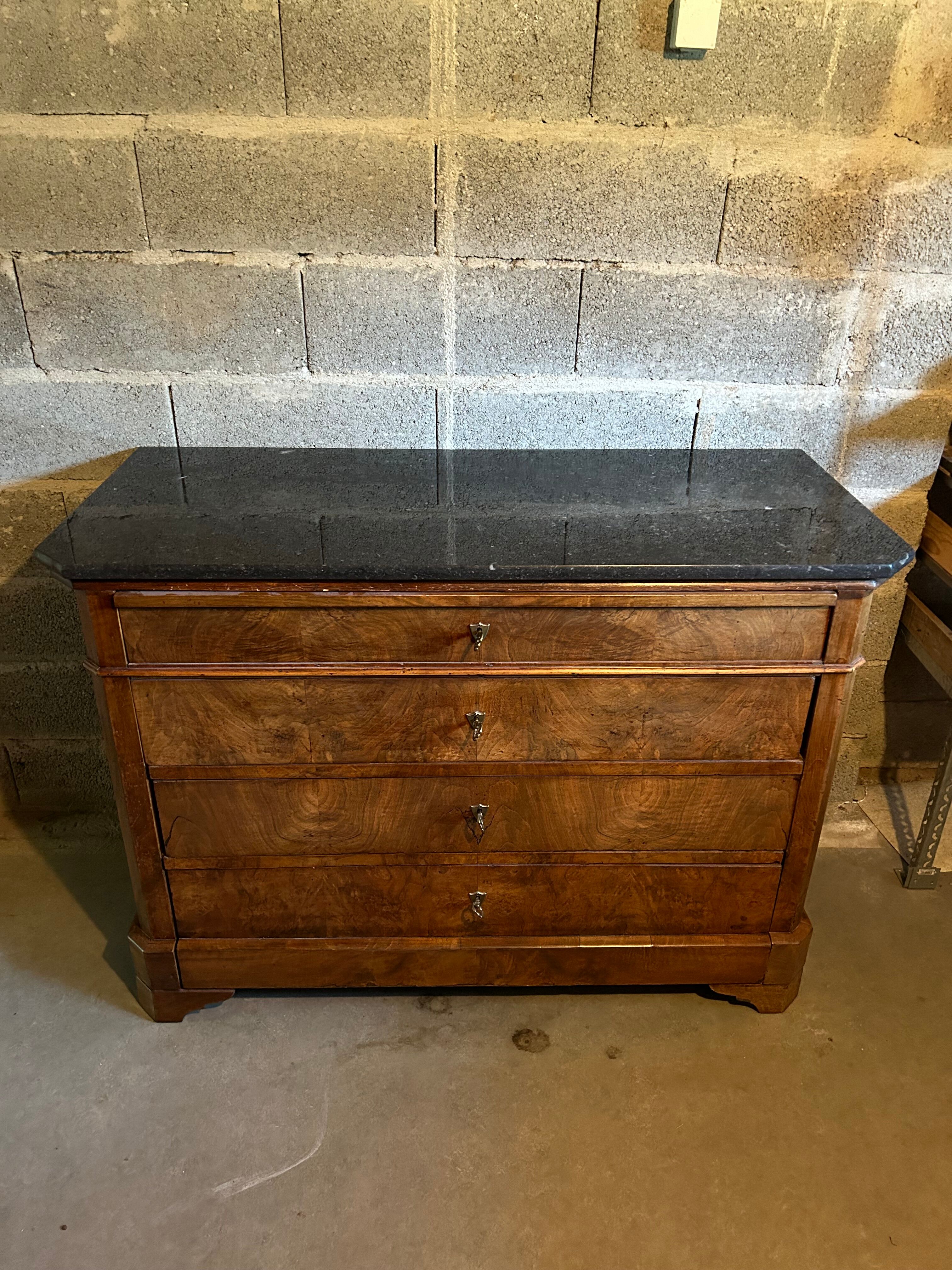 Commode Louis-Philippe noyer ronce plateau marbre noir — XIXe siècle