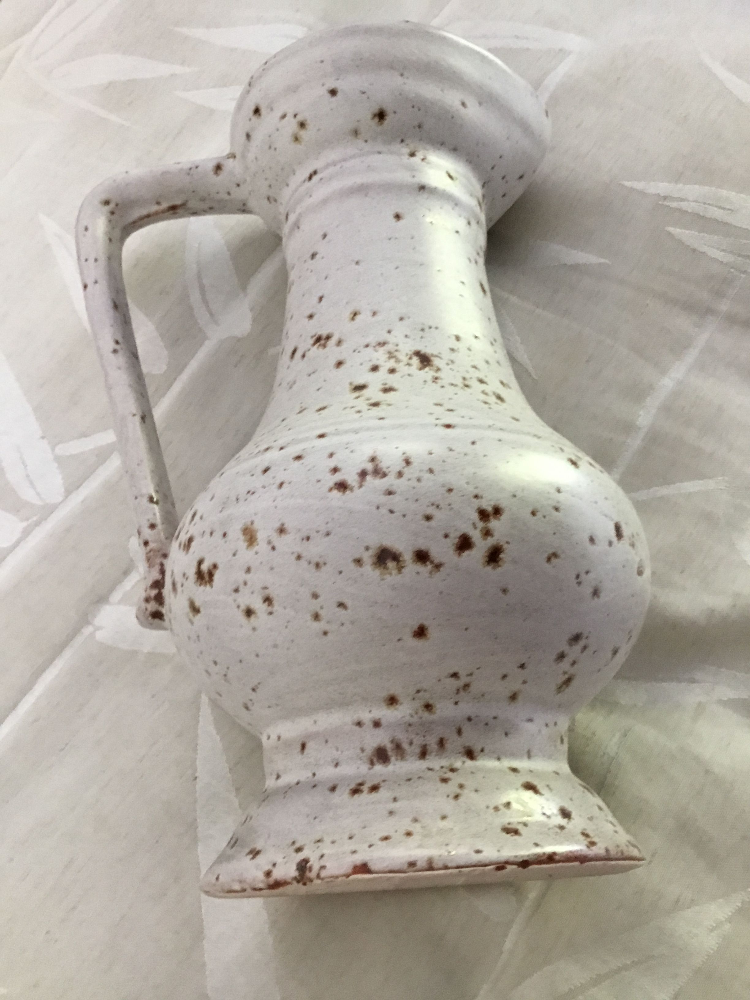 Speckled sandstone vase