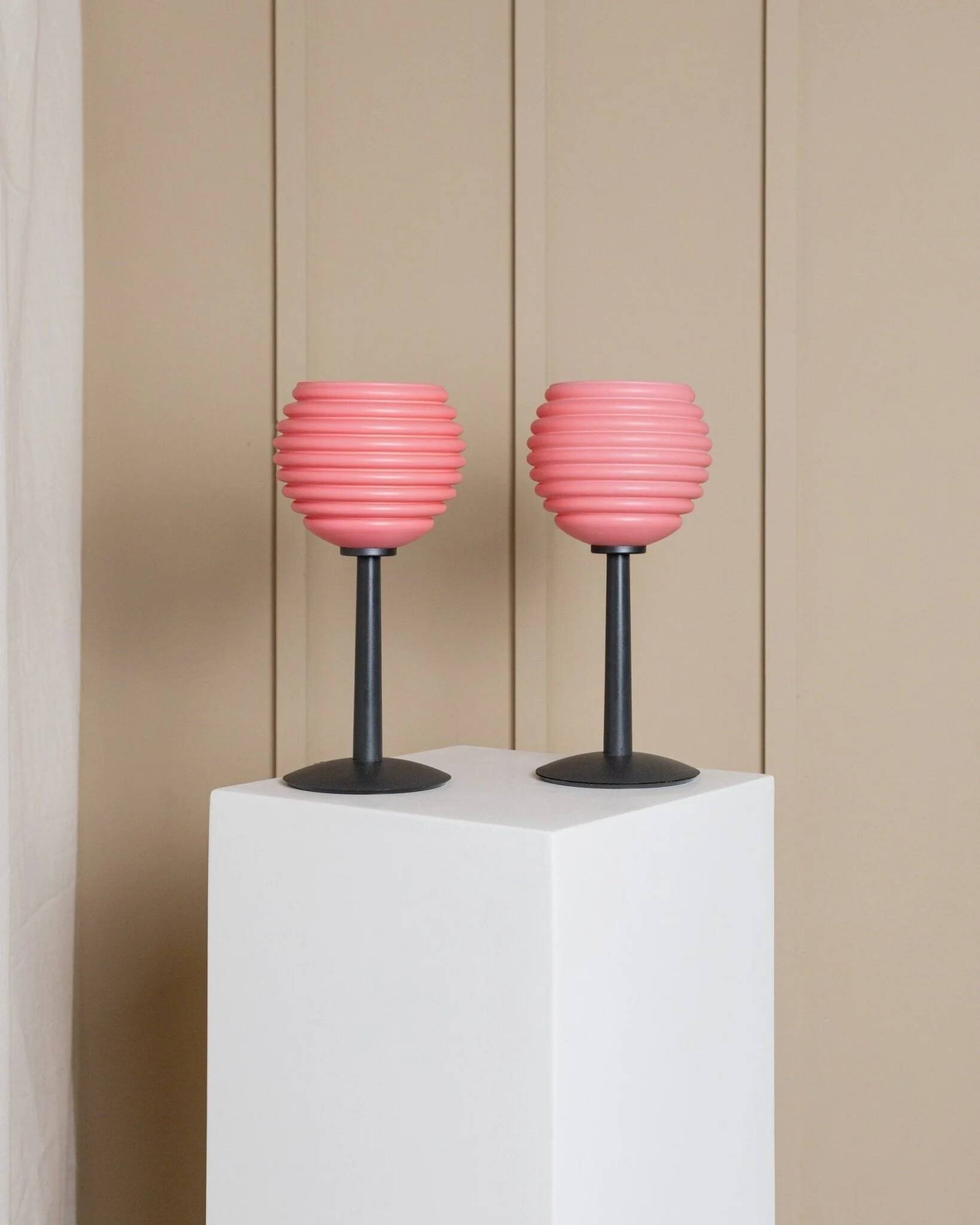 Lot de 2 lampes de table en verre rose - Lampes de chevet vintage avec abat-jour en verre cannelé - Design Space Age Italie - Années 1980